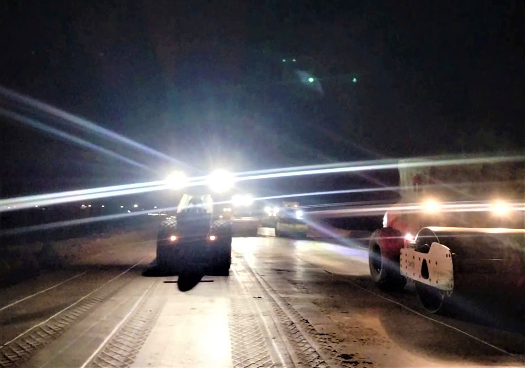 Xuy&ecirc;n đ&ecirc;m tăng tốc thi c&ocirc;ng cao tốc Ch&iacute; Thạnh - V&acirc;n Phong- Ảnh 8.