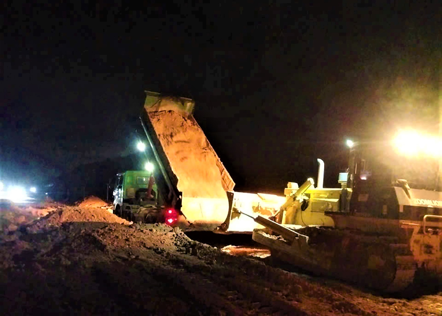 Xuy&ecirc;n đ&ecirc;m tăng tốc thi c&ocirc;ng cao tốc Ch&iacute; Thạnh - V&acirc;n Phong- Ảnh 9.