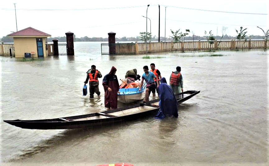 T&igrave;m thấy thi thể hai cha con mất t&iacute;ch trong lũ ở Huế- Ảnh 2.
