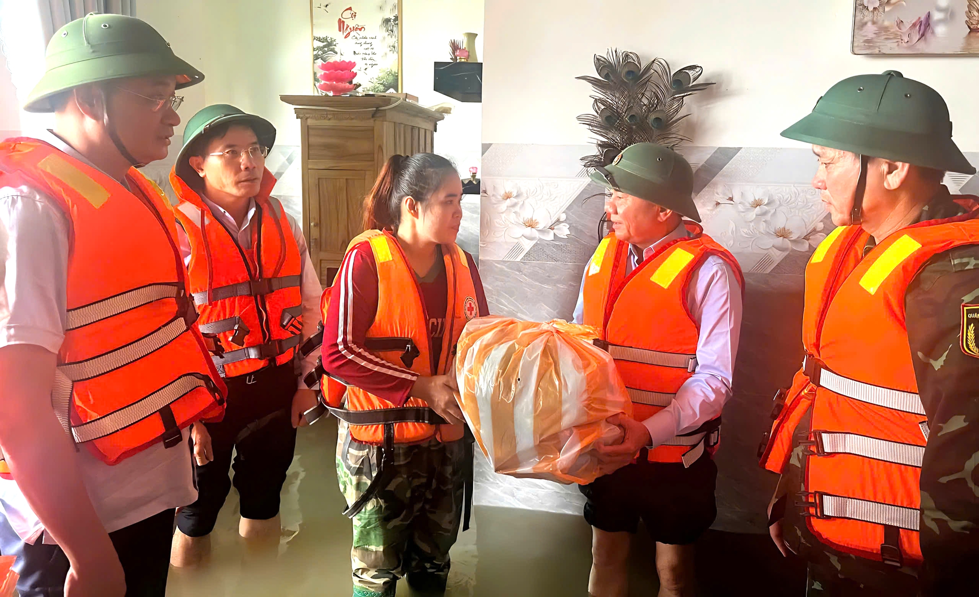 Thường trực Ban B&iacute; thư Trần Cẩm T&uacute; thị s&aacute;t, động vi&ecirc;n người d&acirc;n v&ugrave;ng ngập lụt ở Đ&agrave; Nẵng- Ảnh 1.