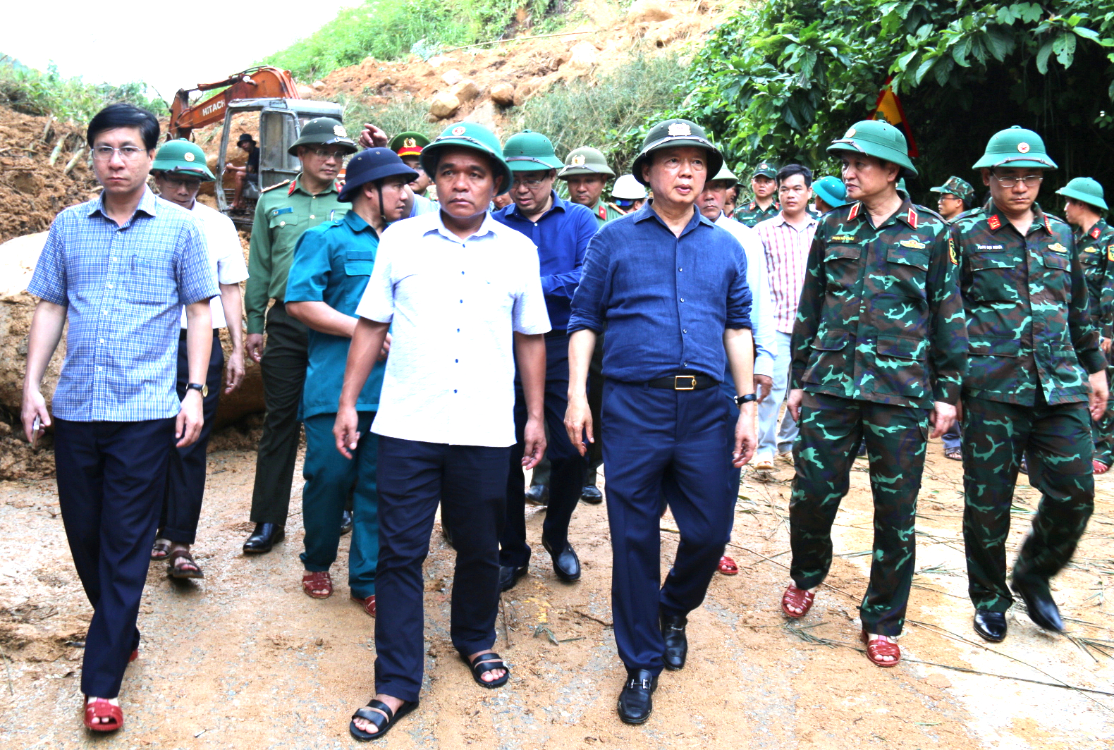 Hai Ph&oacute; Thủ tướng chỉ đạo khẩn trương khắc phục hậu quả mưa lũ tại Quảng Ng&atilde;i- Ảnh 1.