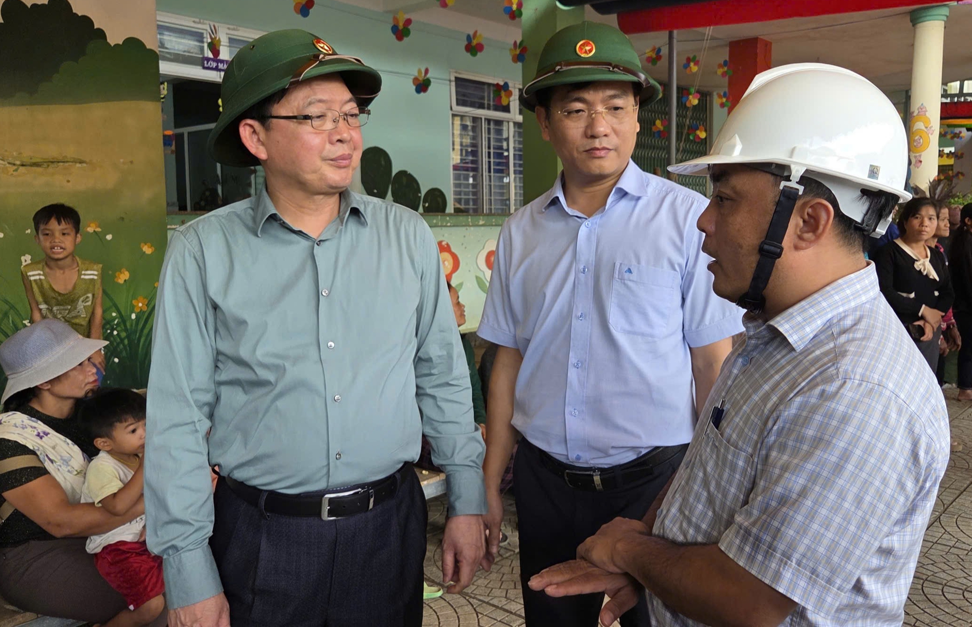 Hai Ph&oacute; Thủ tướng chỉ đạo khẩn trương khắc phục hậu quả mưa lũ tại Quảng Ng&atilde;i- Ảnh 12.