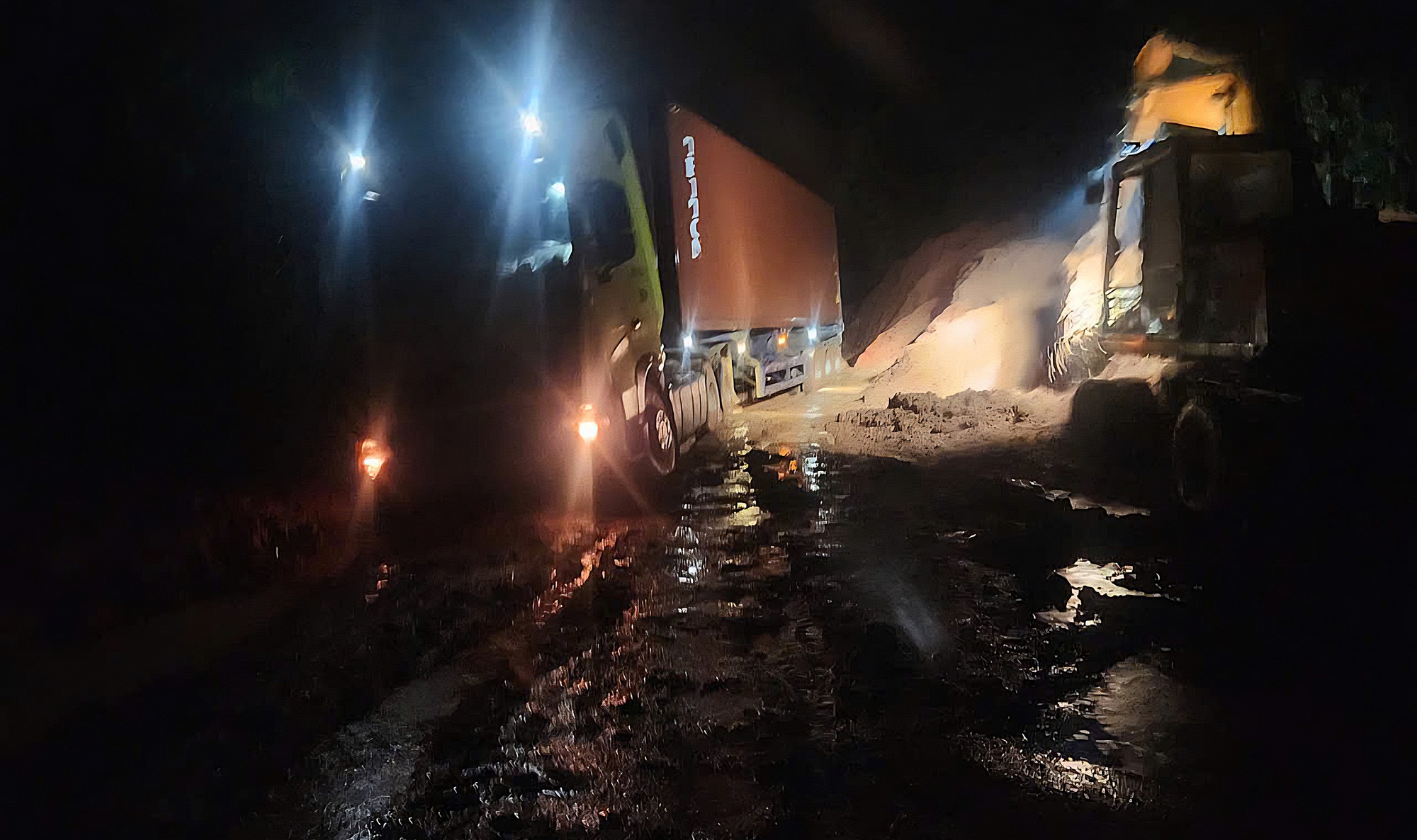 Xe đầu k&eacute;o gặp nạn tại điểm sạt lở, đường qua đ&egrave;o L&ograve; Xo lại &aacute;ch tắc- Ảnh 1.