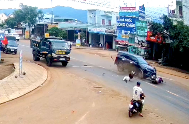 T&agrave;i xế điều khiển &ocirc; t&ocirc; chạy với tốc độ cao (Ảnh cắt từ clip)