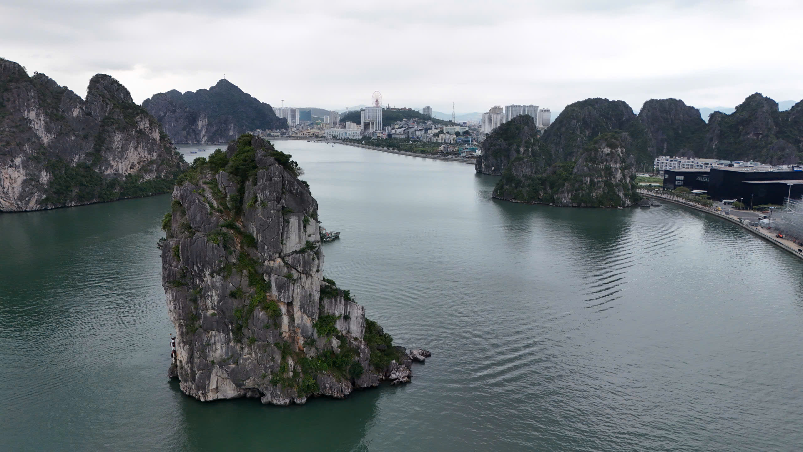 Th&aacute;o dỡ d&agrave;n đ&egrave;n nghệ thuật 140 tỷ đồng tr&ecirc;n vịnh Hạ Long: B&agrave;i học đầu tư cảnh quan- Ảnh 1.