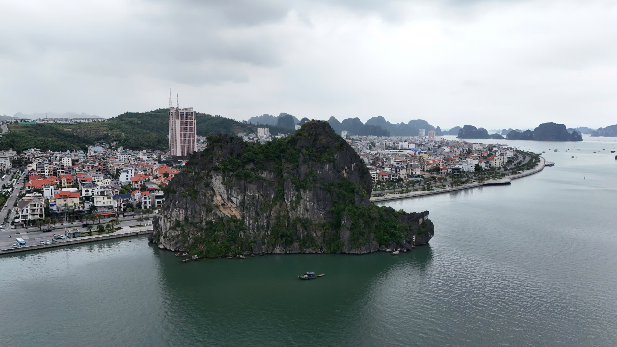 Th&aacute;o dỡ d&agrave;n đ&egrave;n nghệ thuật 140 tỷ đồng tr&ecirc;n vịnh Hạ Long: B&agrave;i học đầu tư cảnh quan- Ảnh 8.