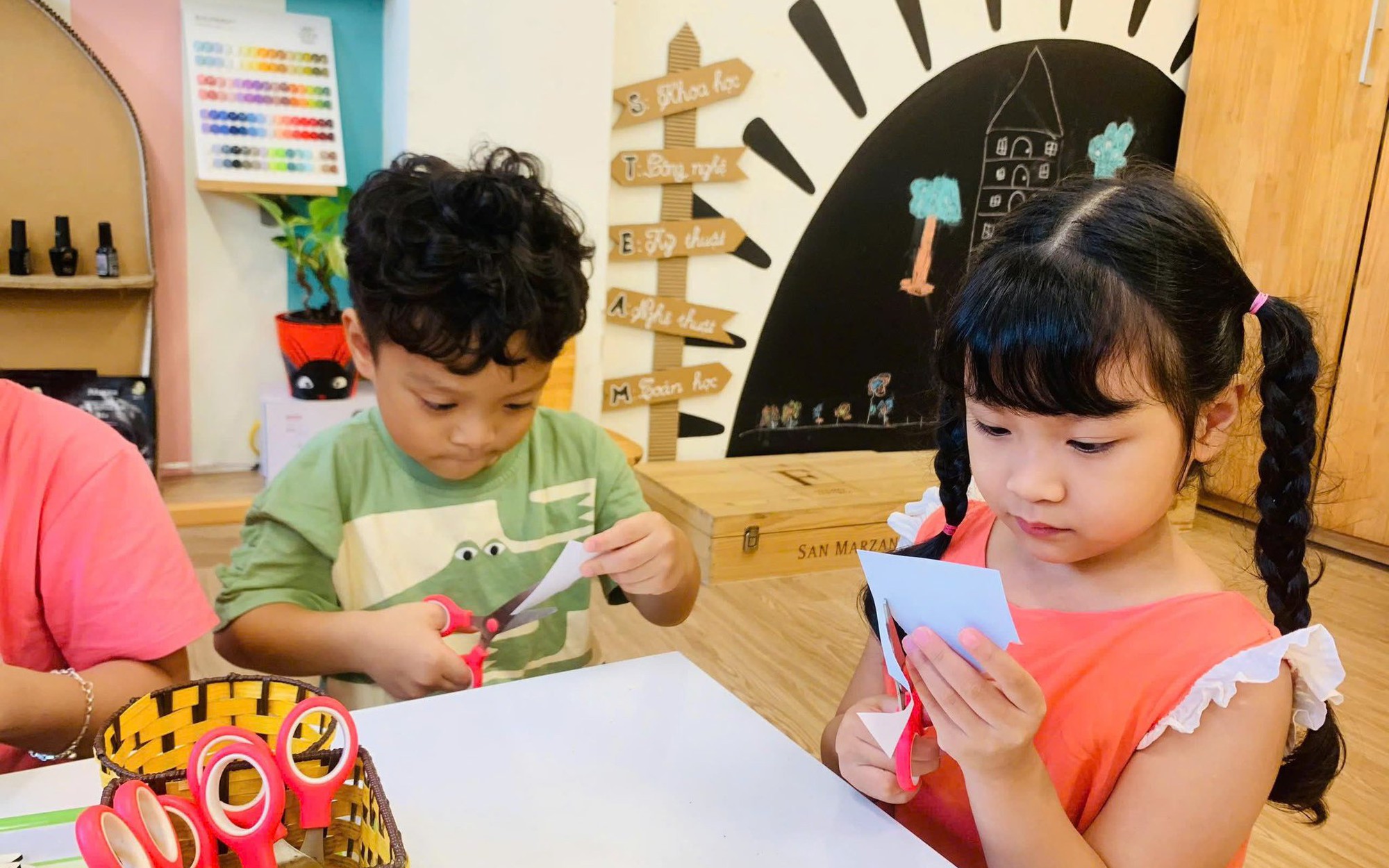 Thiếu v&agrave; chưa đạt chuẩn, gi&aacute;o vi&ecirc;n mầm non đang chịu nhiều &aacute;p lực