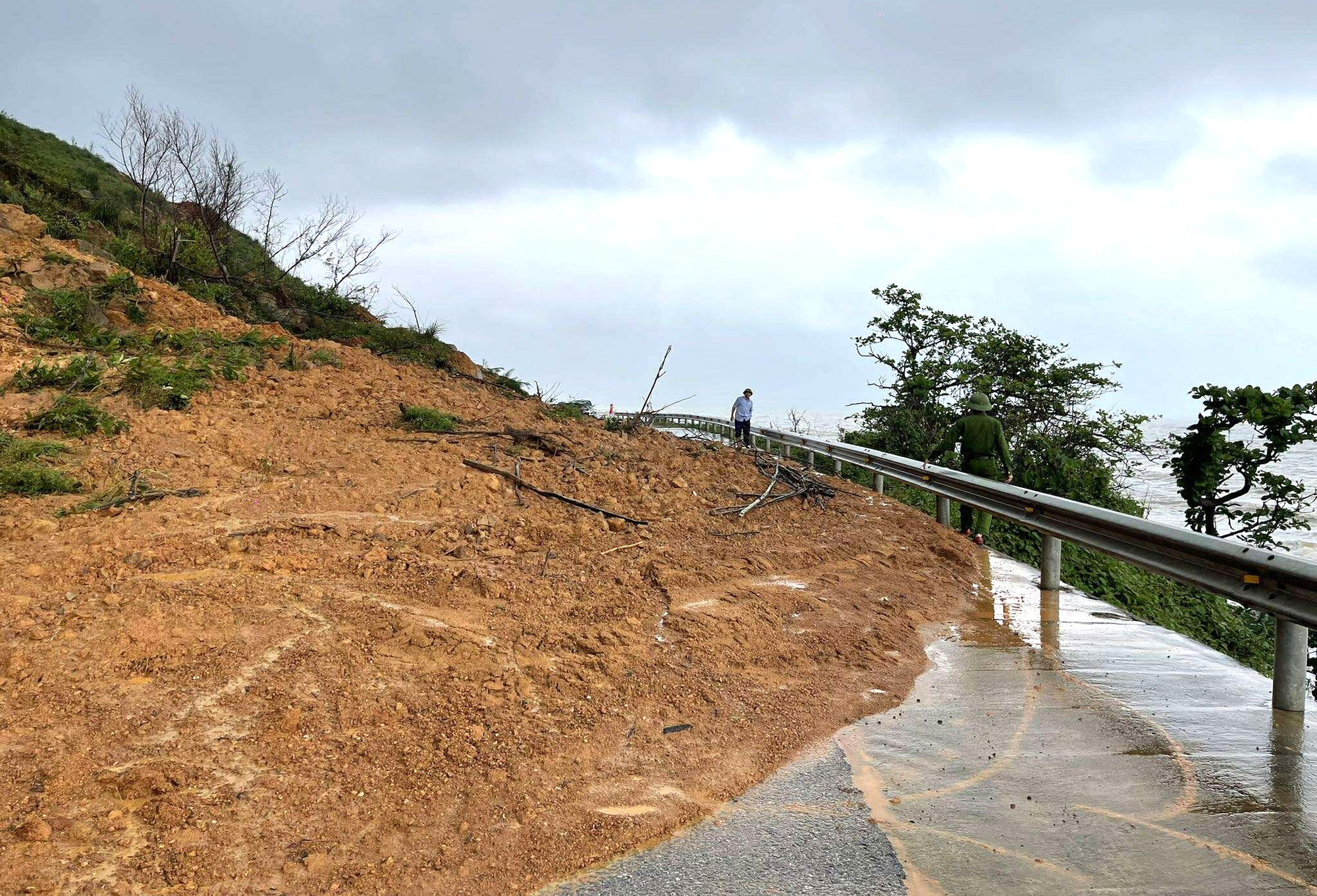 Hà Tĩnh: Mưa lớn suốt đêm, nhiều khu vực ngập sâu, đường ven biển sạt lở nghiêm trọng- Ảnh 3. Hà Tĩnh: Mưa lớn suốt đêm, nhiều khu vực ngập sâu, đường ven biển sạt lở nghiêm trọng- Ảnh 3.