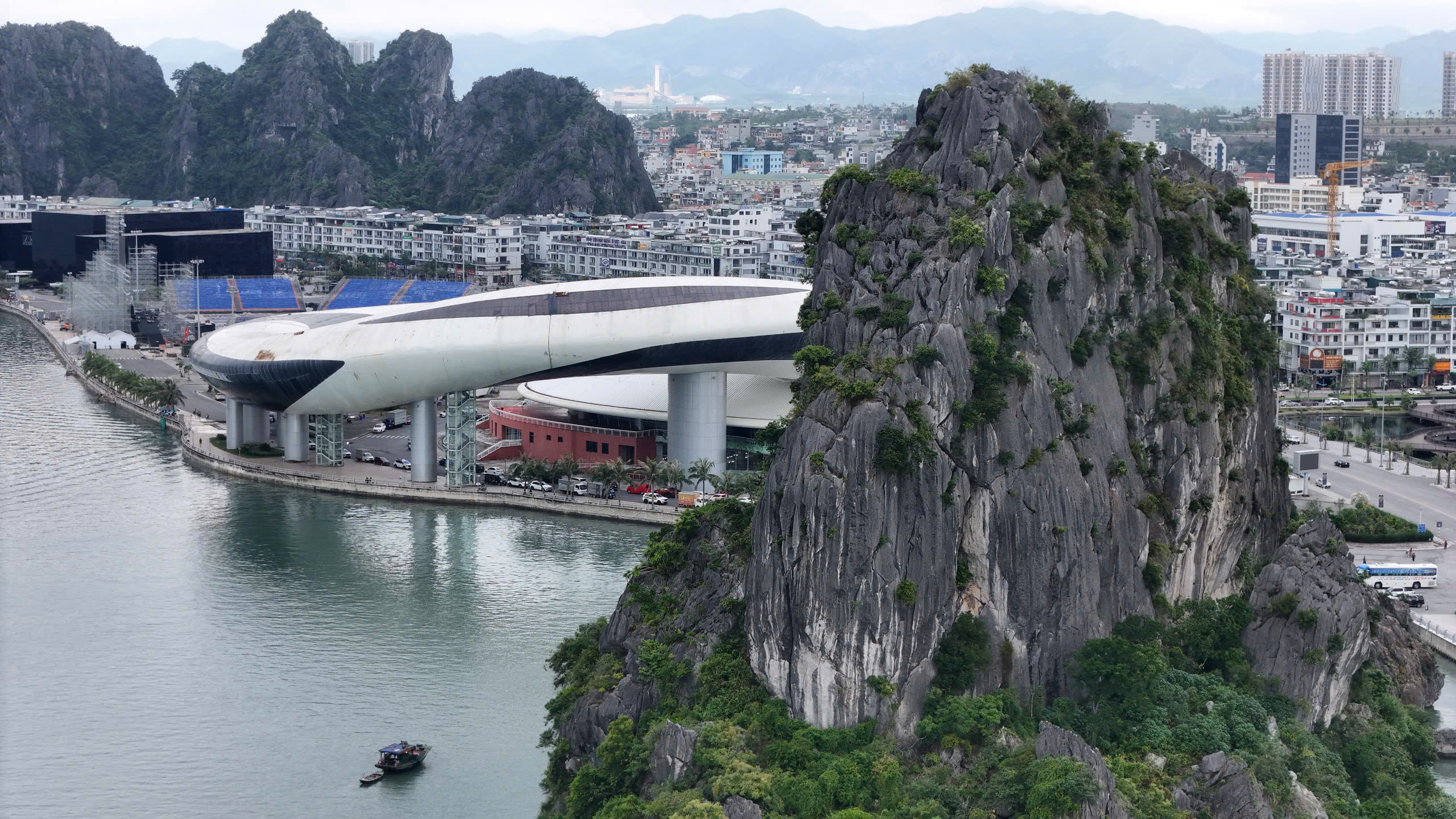 Th&aacute;o dỡ d&agrave;n đ&egrave;n nghệ thuật 140 tỷ đồng tr&ecirc;n vịnh Hạ Long: B&agrave;i học đầu tư cảnh quan- Ảnh 7.