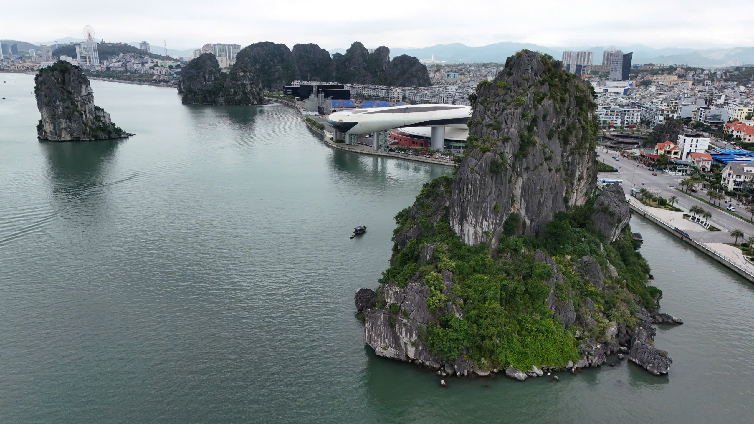 Th&aacute;o dỡ d&agrave;n đ&egrave;n nghệ thuật 140 tỷ đồng tr&ecirc;n vịnh Hạ Long: B&agrave;i học đầu tư cảnh quan- Ảnh 5.
