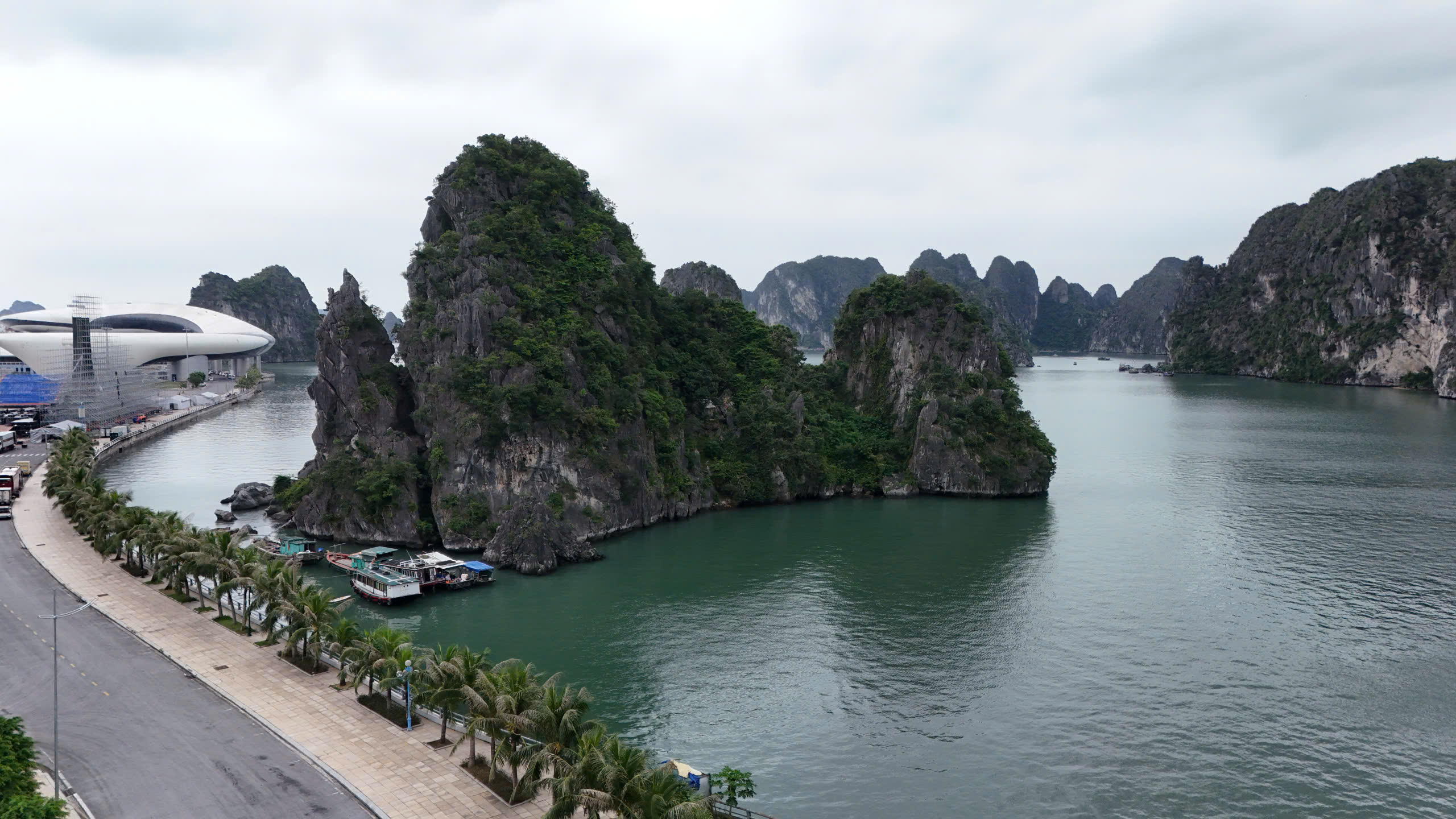 Th&aacute;o dỡ d&agrave;n đ&egrave;n nghệ thuật 140 tỷ đồng tr&ecirc;n vịnh Hạ Long: B&agrave;i học đầu tư cảnh quan- Ảnh 4.