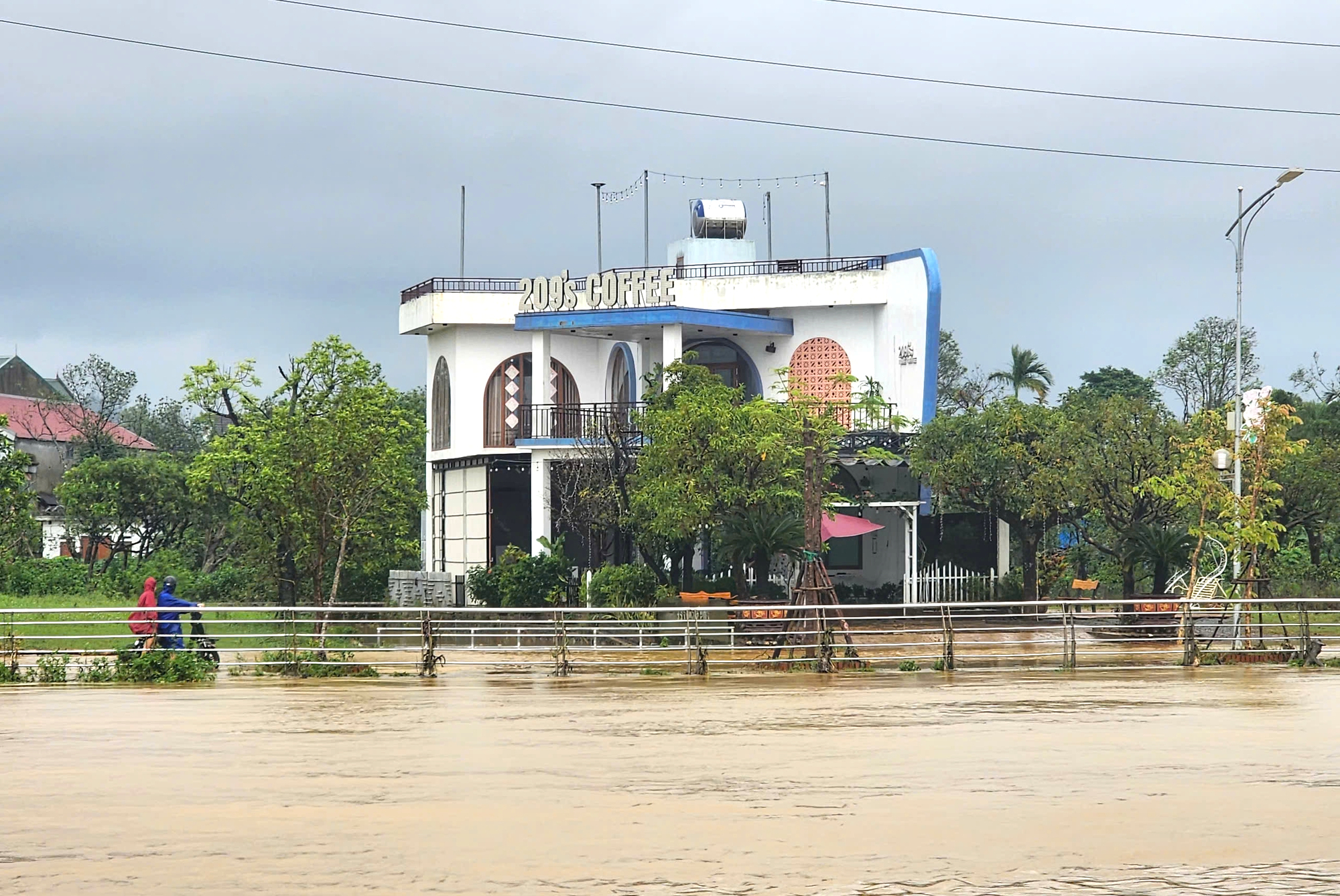 H&agrave; Tĩnh: Mưa lớn suốt đ&ecirc;m, nhiều khu vực ngập s&acirc;u, đường ven biển sạt lở nghi&ecirc;m trọng- Ảnh 1.