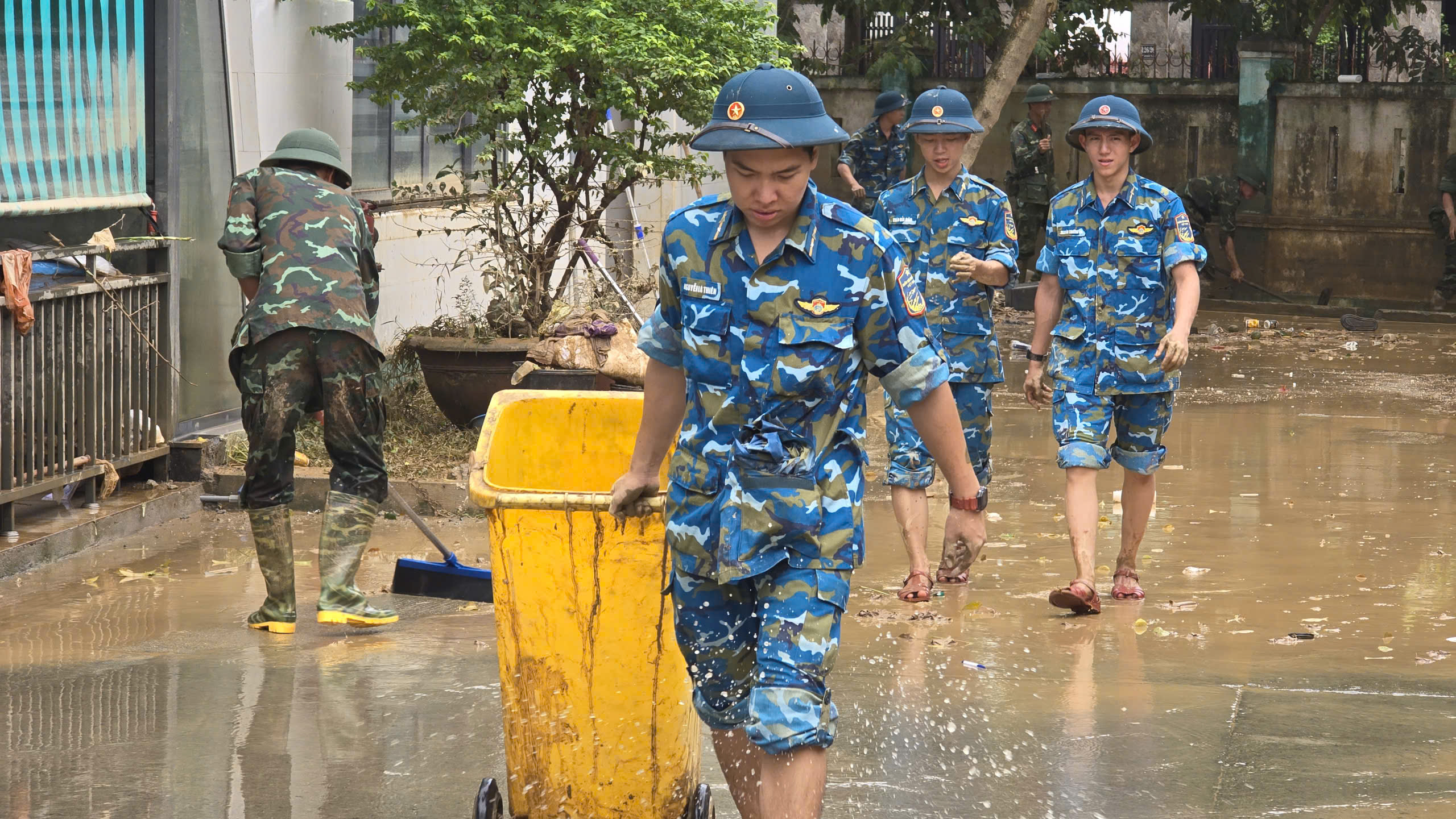 Bộ đội dọn b&ugrave;n, ti&ecirc;u độc cho bệnh viện sau lũ lịch sử tại Đ&agrave; Nẵng- Ảnh 7.