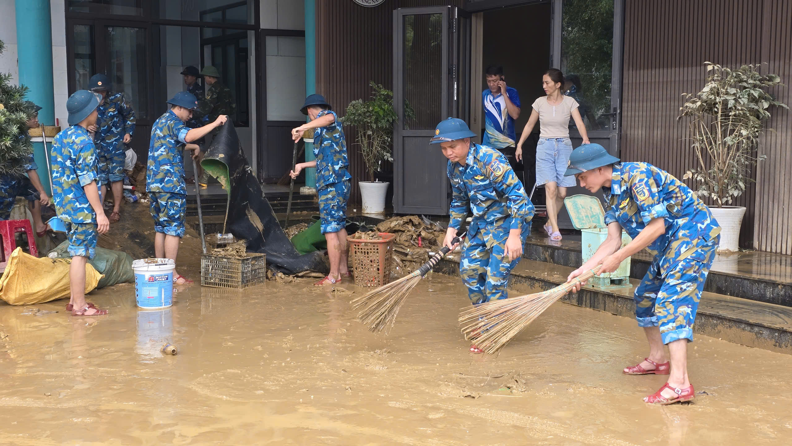 Bộ đội dọn b&ugrave;n, ti&ecirc;u độc cho bệnh viện sau lũ lịch sử tại Đ&agrave; Nẵng- Ảnh 6.