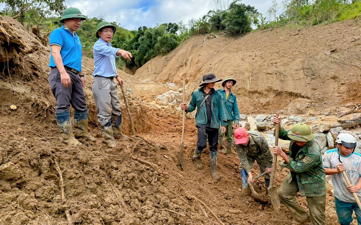 Nhiều nơi ở Quảng Trị còn ngập sâu, bốn người chết và mất tích do mưa lũ- Ảnh 4. Băng rừng, mở đường mòn tiếp tế lương thực cho người dân bị cô lập ở Quảng Ngãi