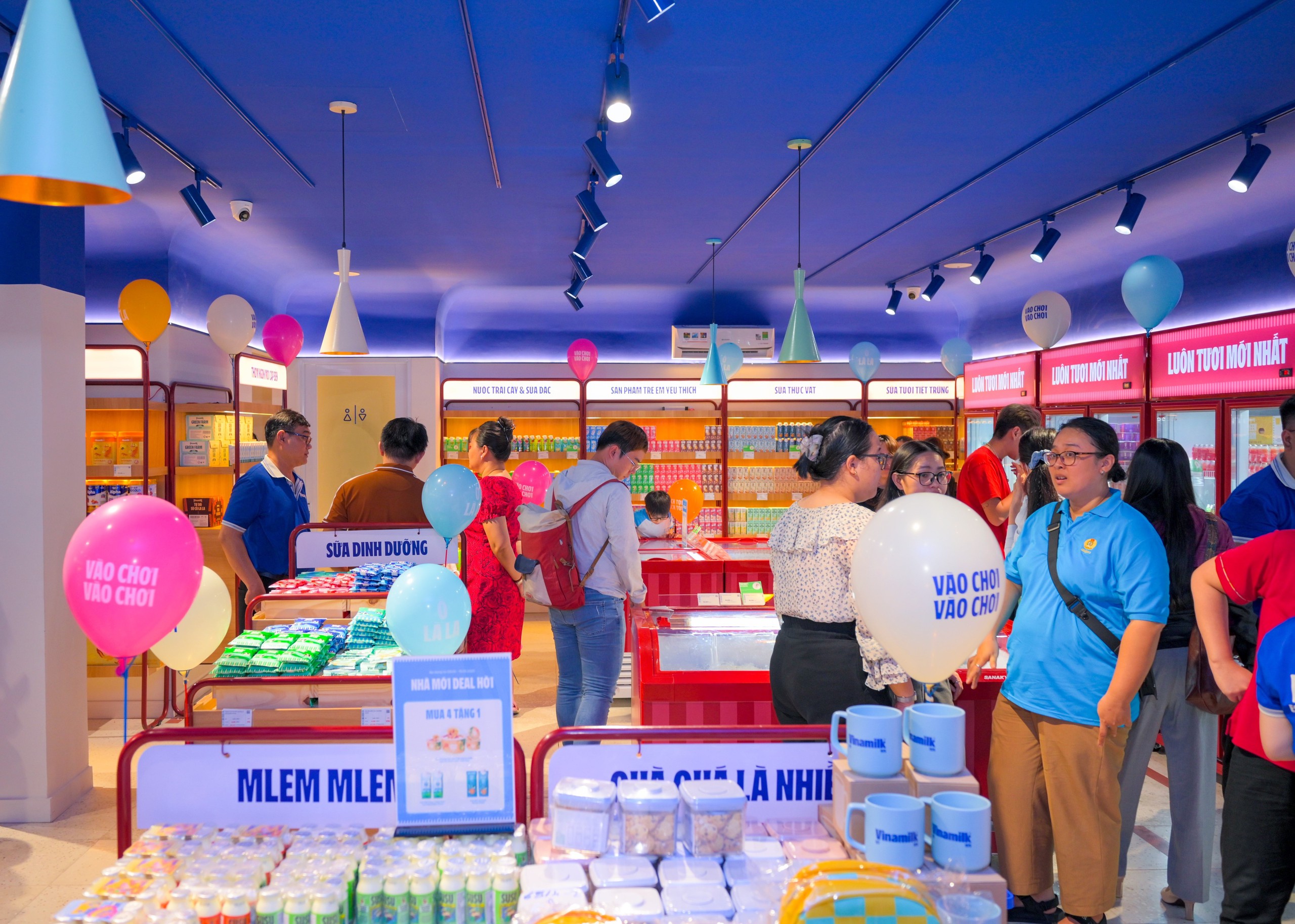 C&aacute;c cửa h&agrave;ng Vinamilk đ&atilde; được thay đổi đồng bộ theo nhận diện thương hiệu mới. Ảnh: Vi Nam