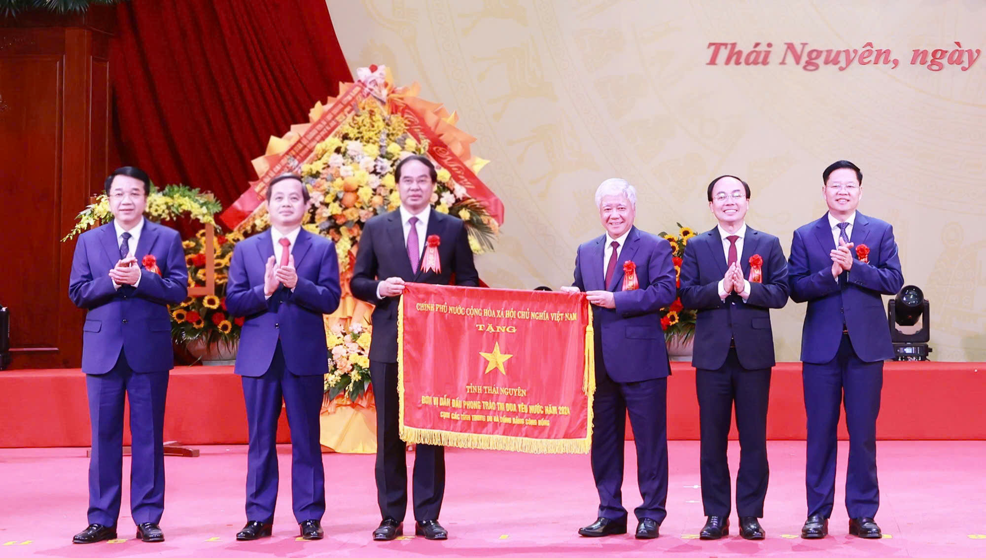 Chủ tịch Th&aacute;i Nguy&ecirc;n k&ecirc;u gọi đo&agrave;n kết, đổi mới, thi đua x&acirc;y dựng tỉnh ph&aacute;t triển bền vững- Ảnh 1.