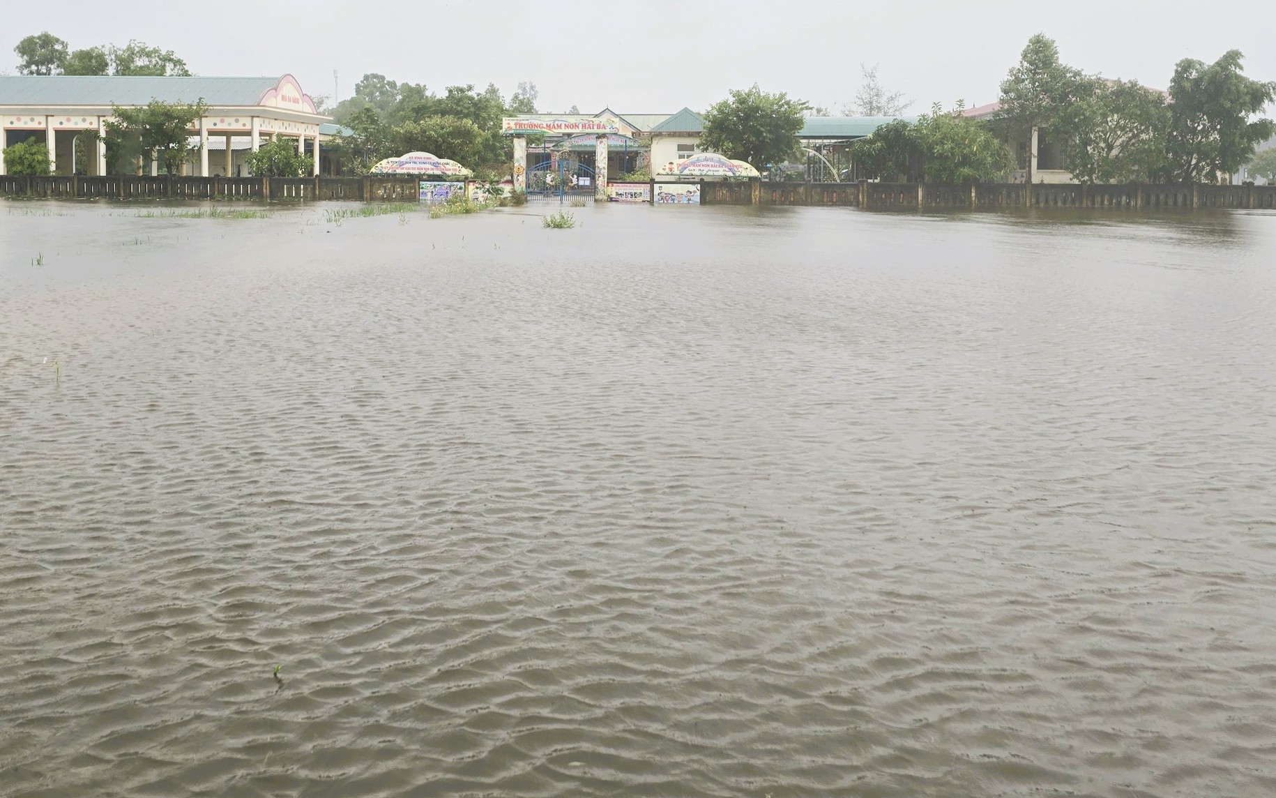 Quảng Trị: Bị lũ cuốn, hai cháu bám vào hàng rào thoát nạn, một cháu đang mất tích- Ảnh 4. Nhiều nơi ở Quảng Trị còn ngập sâu, bốn người chết và mất tích do mưa lũ