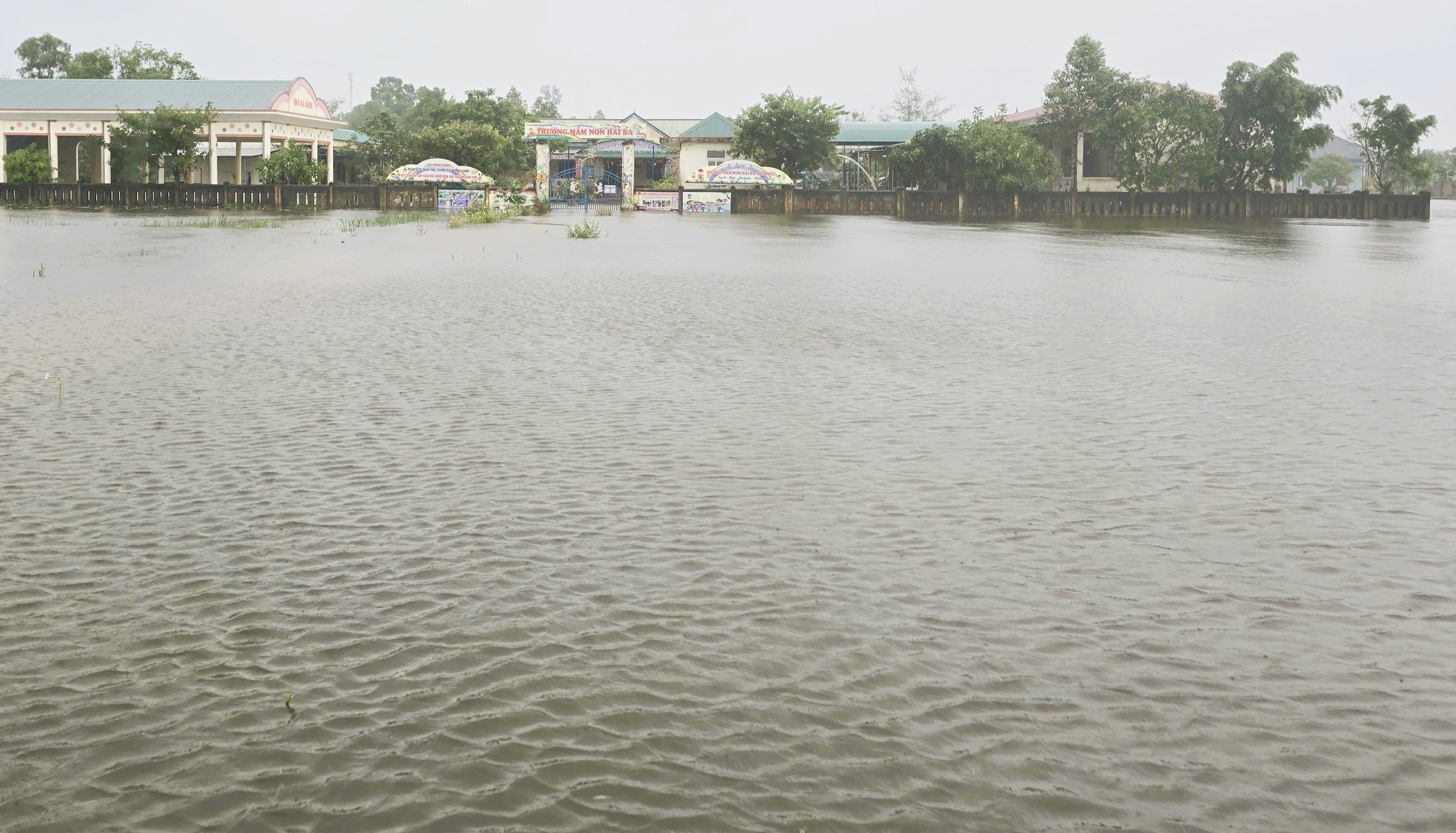 Nhiều nơi ở Quảng Trị còn ngập sâu, bốn người chết và mất tích do mưa lũ- Ảnh 1. Nhiều nơi ở Quảng Trị còn ngập sâu, bốn người chết và mất tích do mưa lũ- Ảnh 1.