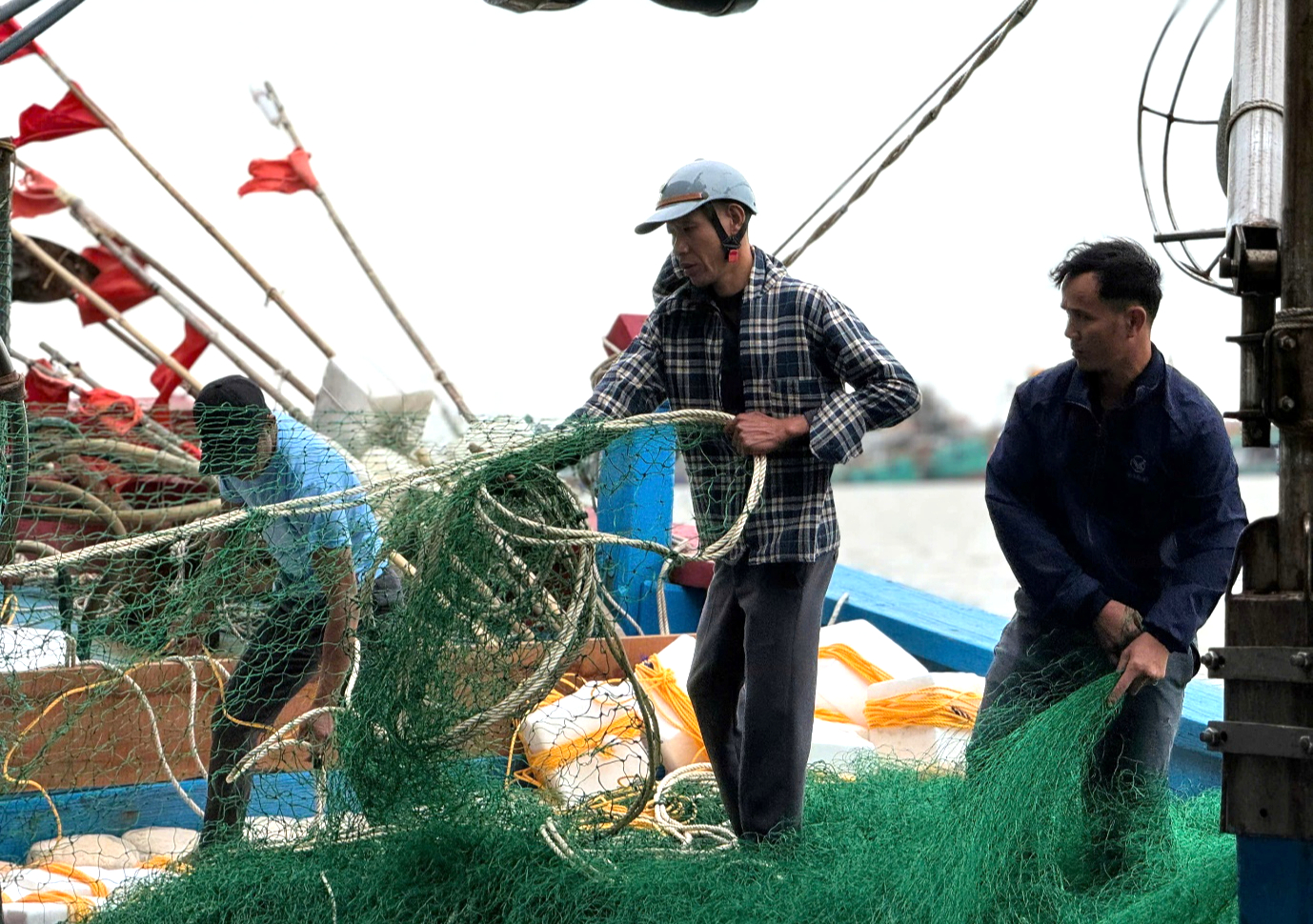 Ninh B&igrave;nh: Siết chặt quản l&yacute;, kh&ocirc;ng để t&agrave;u c&aacute; vi phạm khai th&aacute;c IUU- Ảnh 3.