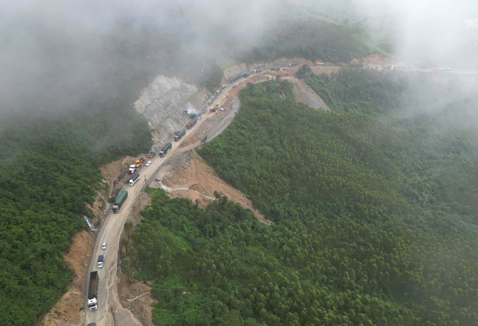 Gia Lai: Rốt ráo xử lý sạt trượt đèo An Khê đảm bảo an toàn lưu thông mùa mưa lũ- Ảnh 1. Gia Lai: Rốt ráo xử lý sạt trượt đèo An Khê đảm bảo an toàn lưu thông mùa mưa lũ- Ảnh 1.