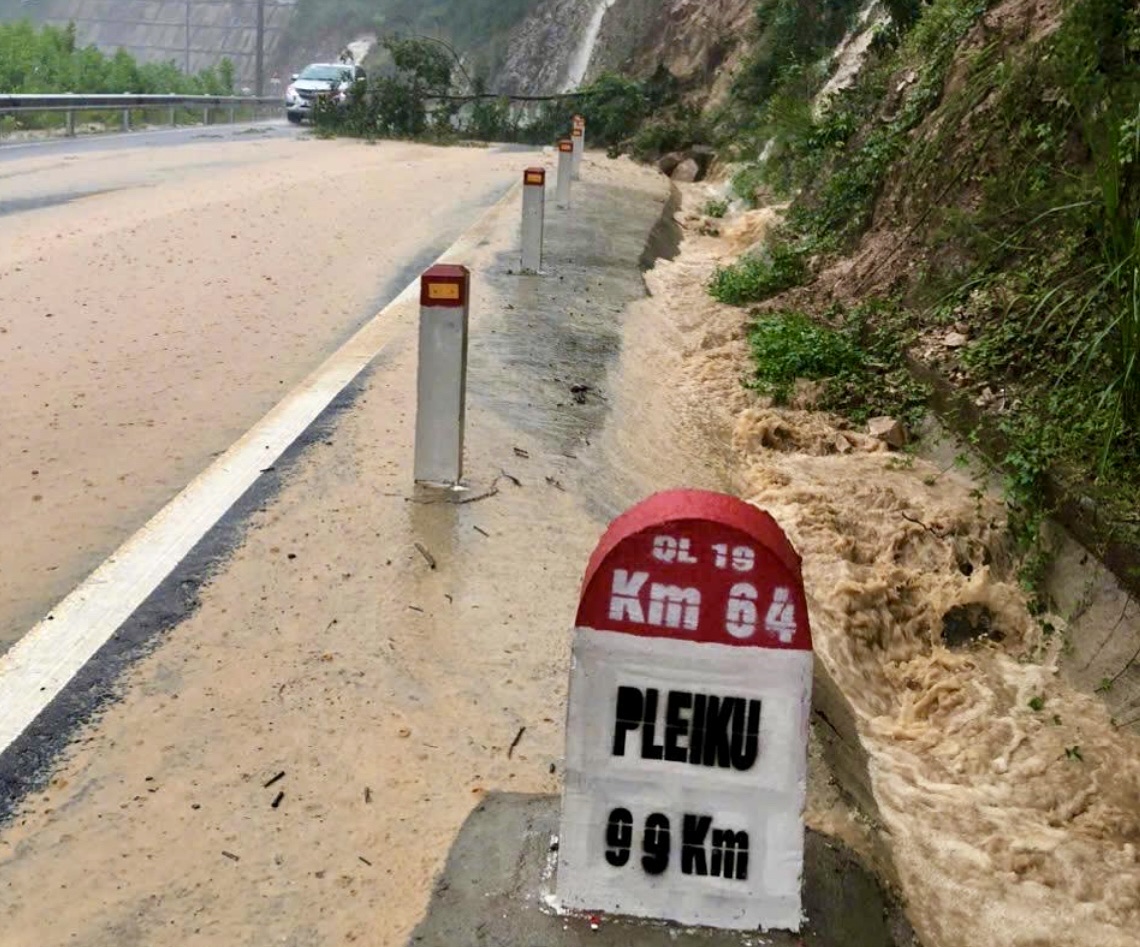 Gia Lai: Rốt ráo xử lý sạt trượt đèo An Khê đảm bảo an toàn lưu thông mùa mưa lũ- Ảnh 2. Gia Lai: Rốt ráo xử lý sạt trượt đèo An Khê đảm bảo an toàn lưu thông mùa mưa lũ- Ảnh 2.