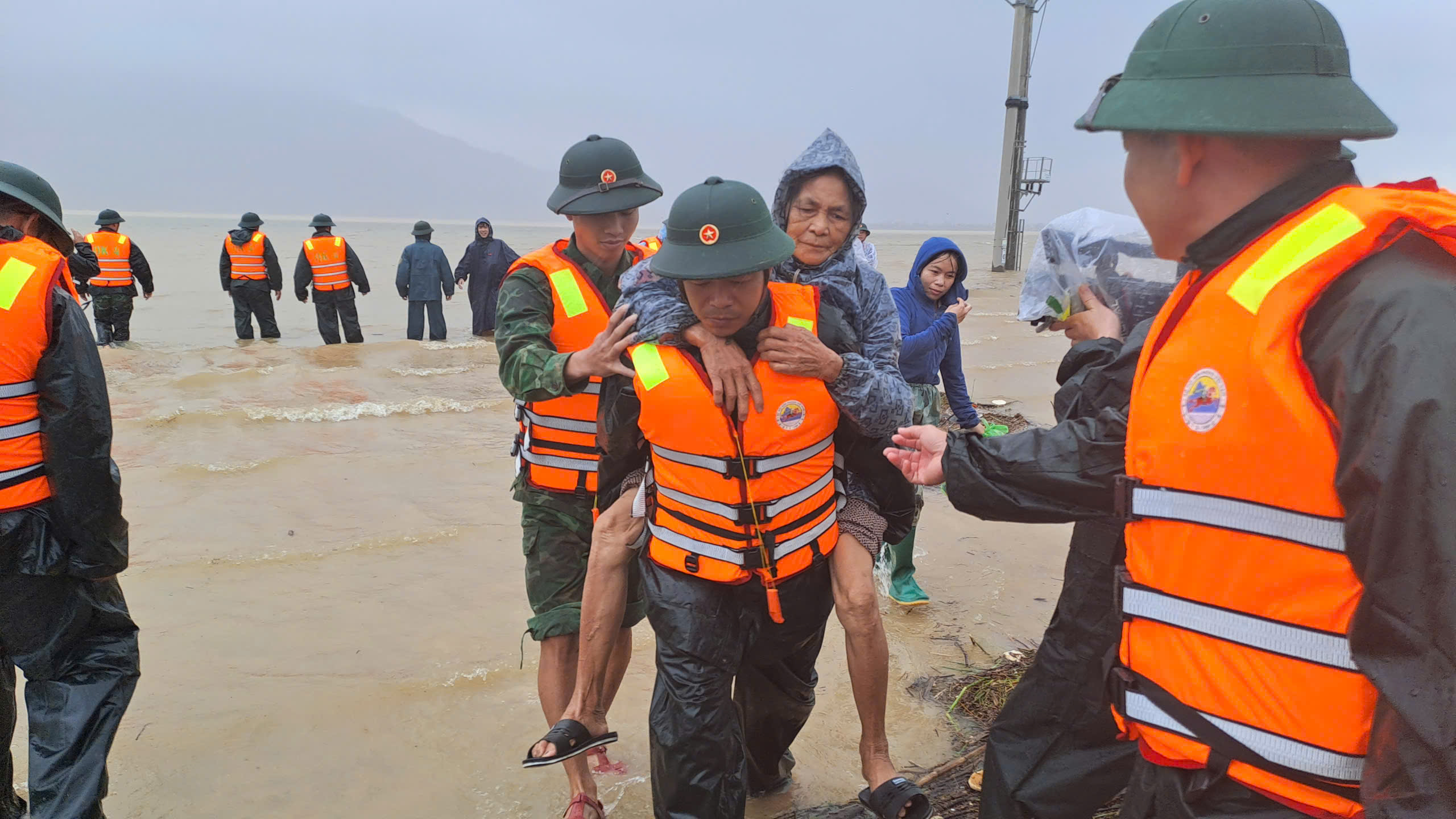 Lực lượng bộ đội, công an trắng đêm sơ tán người dân đến nơi an toàn- Ảnh 1. Lực lượng bộ đội, công an trắng đêm sơ tán người dân đến nơi an toàn- Ảnh 1.