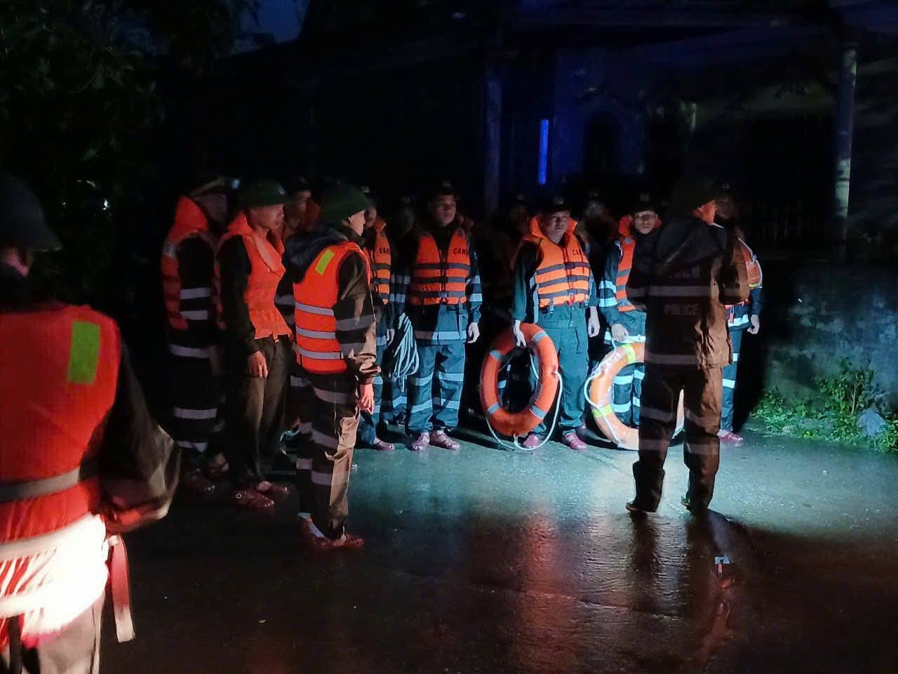 Quảng Trị: Bị lũ cuốn, hai cháu bám vào hàng rào thoát nạn, một cháu đang mất tích- Ảnh 1. Quảng Trị: Bị lũ cuốn, hai cháu bám vào hàng rào thoát nạn, một cháu đang mất tích- Ảnh 1.