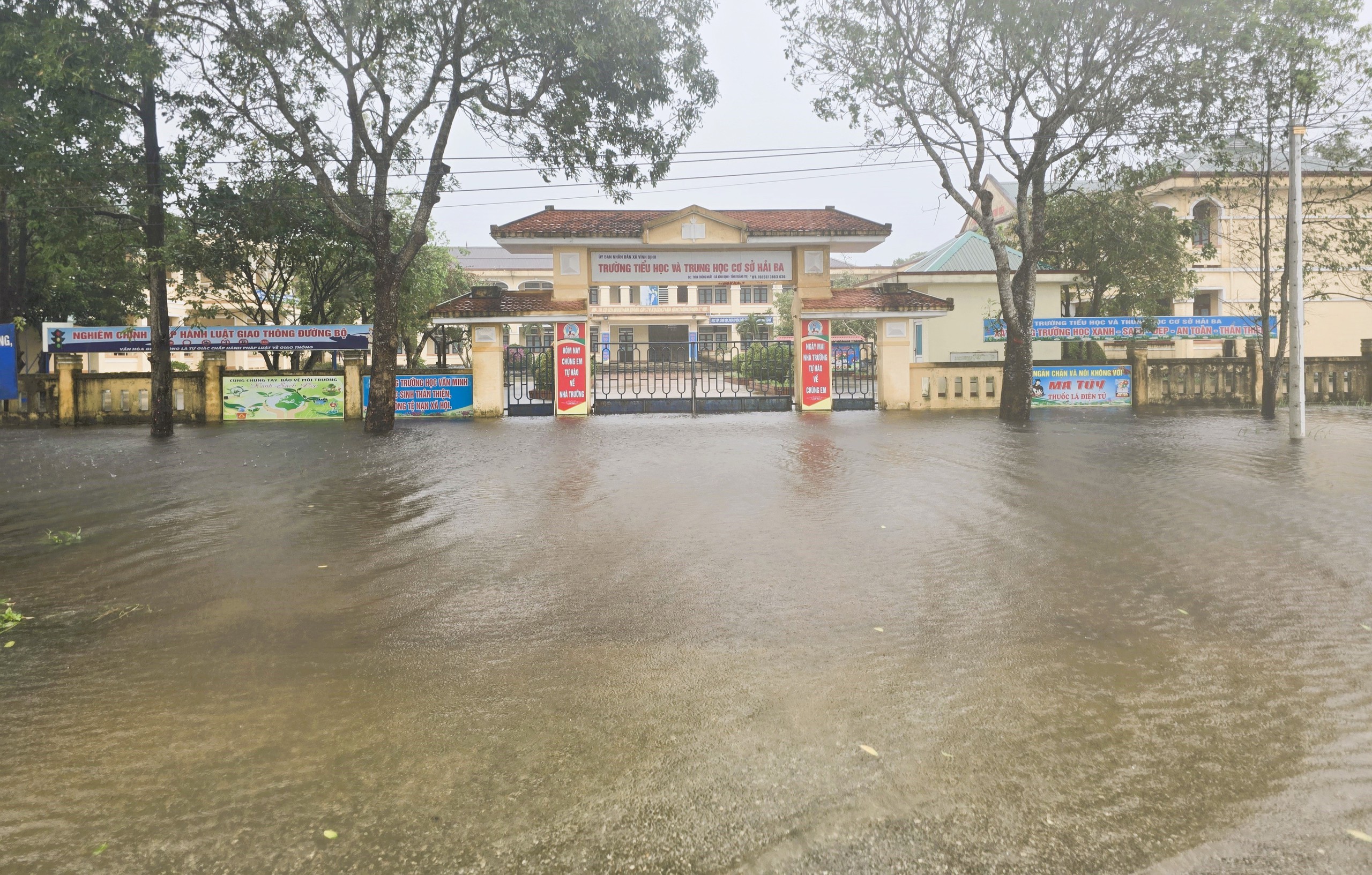 Quảng Trị: Bị lũ cuốn, hai cháu bám vào hàng rào thoát nạn, một cháu đang mất tích- Ảnh 3. Quảng Trị: Bị lũ cuốn, hai cháu bám vào hàng rào thoát nạn, một cháu đang mất tích- Ảnh 3.