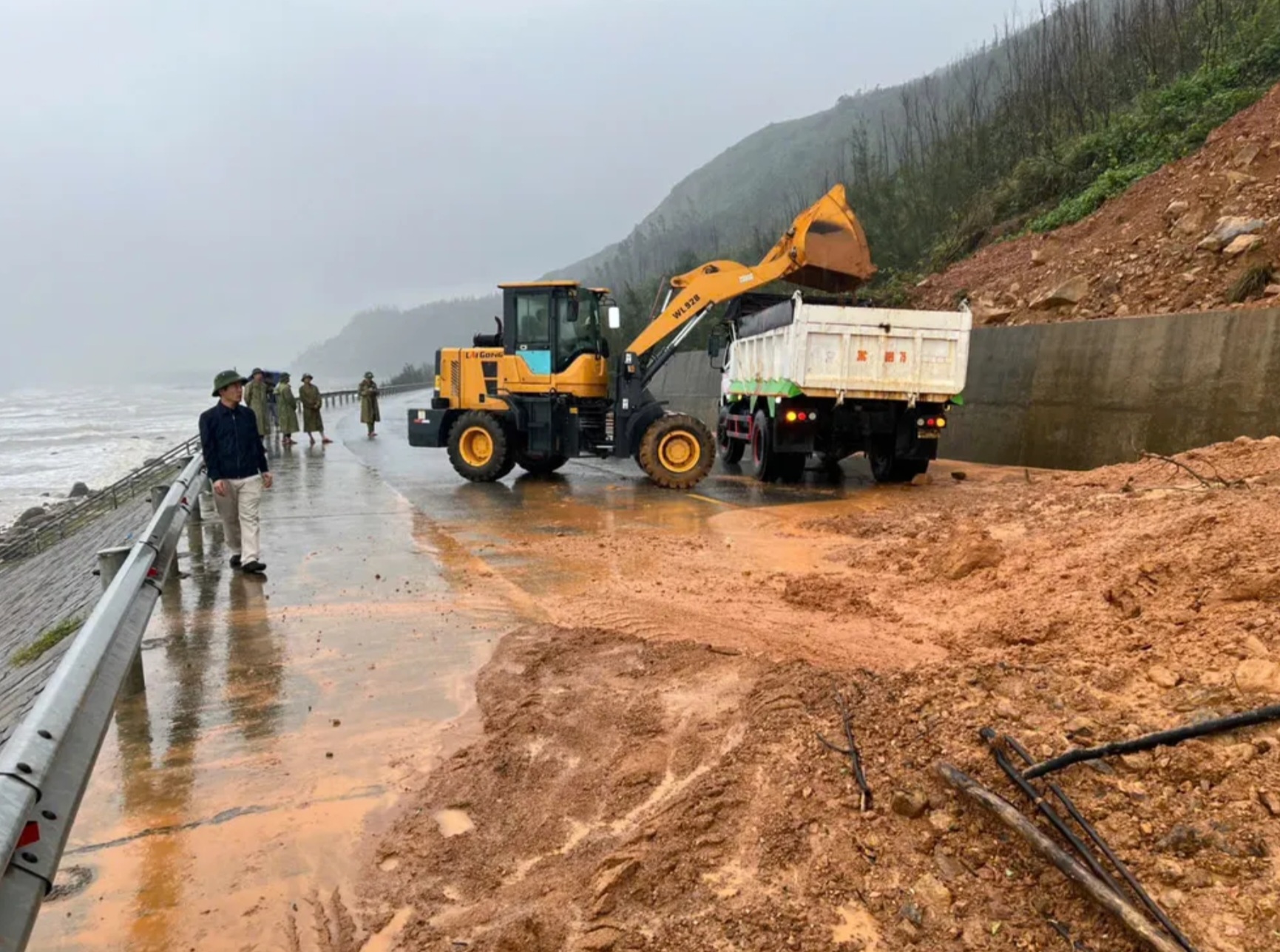 Hà Tĩnh: Mưa lớn suốt đêm, nhiều khu vực ngập sâu, đường ven biển sạt lở nghiêm trọng- Ảnh 2. Hà Tĩnh: Mưa lớn suốt đêm, nhiều khu vực ngập sâu, đường ven biển sạt lở nghiêm trọng- Ảnh 2.