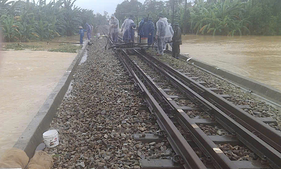 Sau 3 ngày nỗ lực xuyên đêm, đường sắt Bắc - Nam qua Huế thông trở lại- Ảnh 2. Sau 3 ngày nỗ lực xuyên đêm, đường sắt Bắc - Nam qua Huế thông trở lại- Ảnh 2.