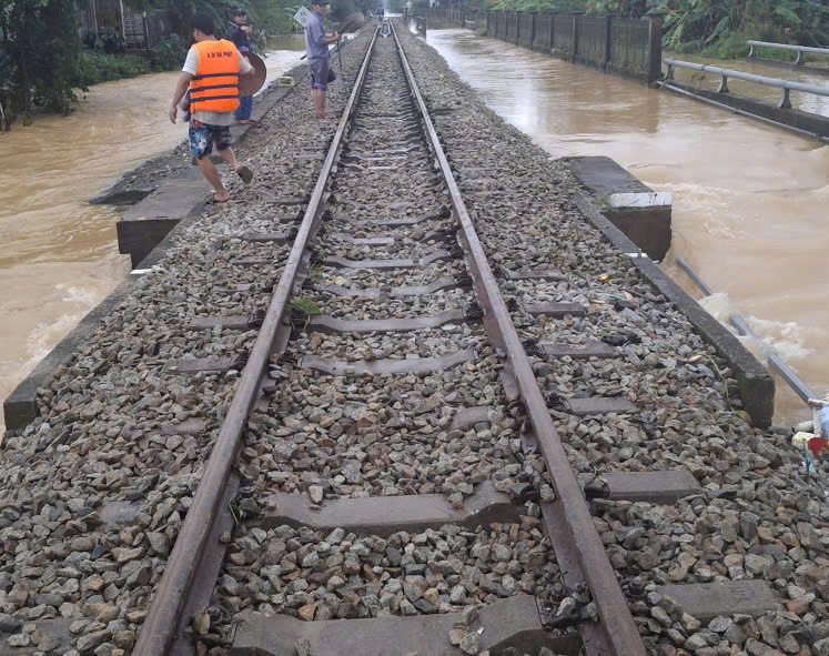 Sau 3 ngày nỗ lực xuyên đêm, đường sắt Bắc - Nam qua Huế thông trở lại- Ảnh 3. Sau 3 ngày nỗ lực xuyên đêm, đường sắt Bắc - Nam qua Huế thông trở lại- Ảnh 3.