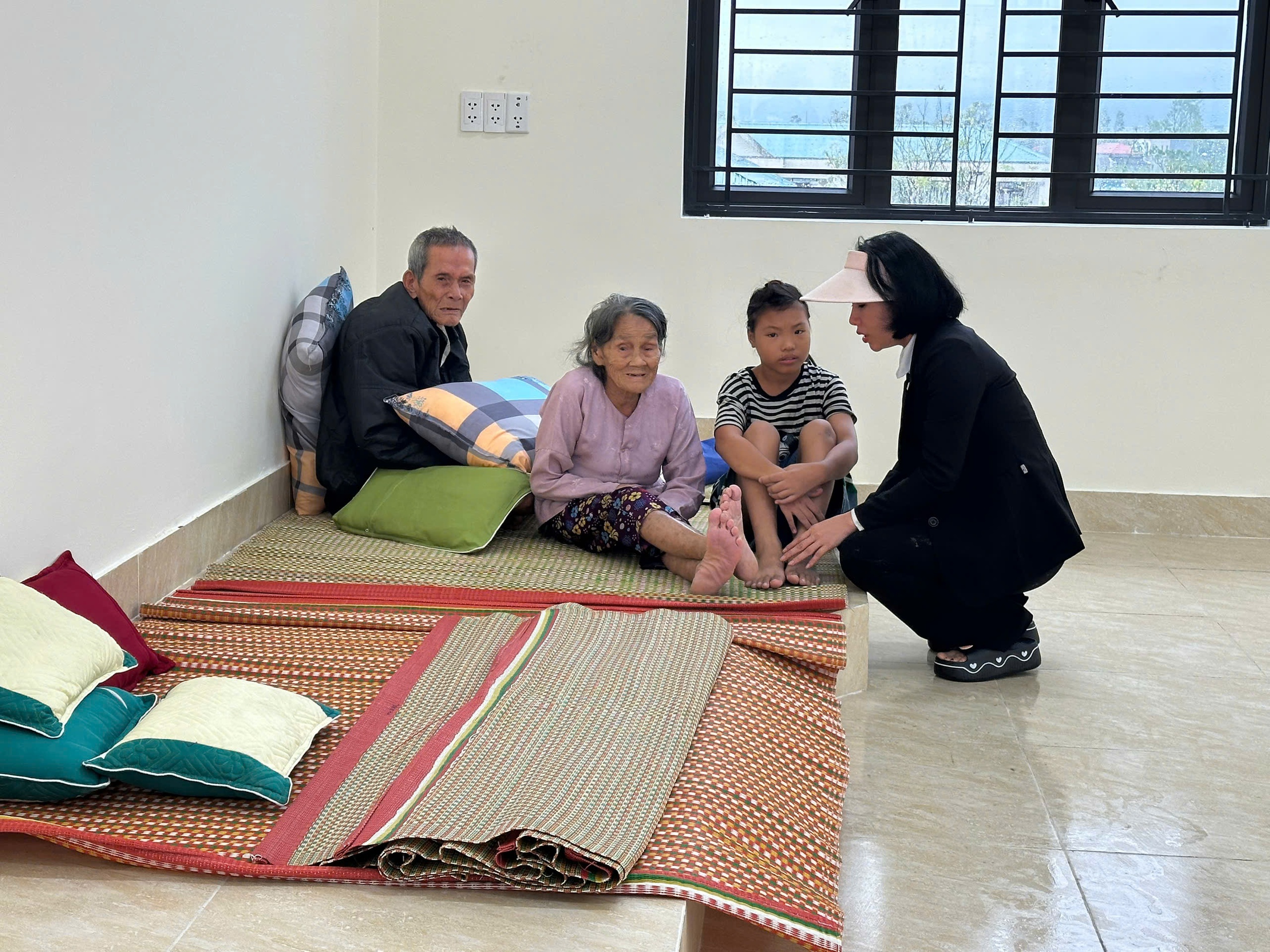 Lực lượng bộ đội, công an trắng đêm sơ tán người dân đến nơi an toàn- Ảnh 3. Lực lượng bộ đội, công an trắng đêm sơ tán người dân đến nơi an toàn- Ảnh 3.