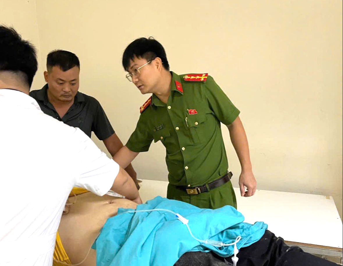 Phú Thọ: Đại úy công an kịp thời đưa người bị tai nạn giao thông bất tỉnh đi cấp cứu- Ảnh 1. Phú Thọ: Đại úy công an kịp thời đưa người bị tai nạn giao thông bất tỉnh đi cấp cứu- Ảnh 1.