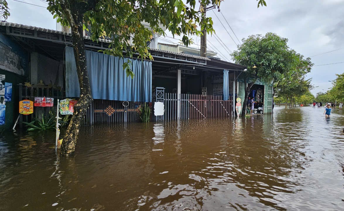 Huế: C&ograve;n hơn 13.272 ng&ocirc;i nh&agrave; bị ngập, một số đường vẫn chưa thể lưu th&ocirc;ng- Ảnh 1.