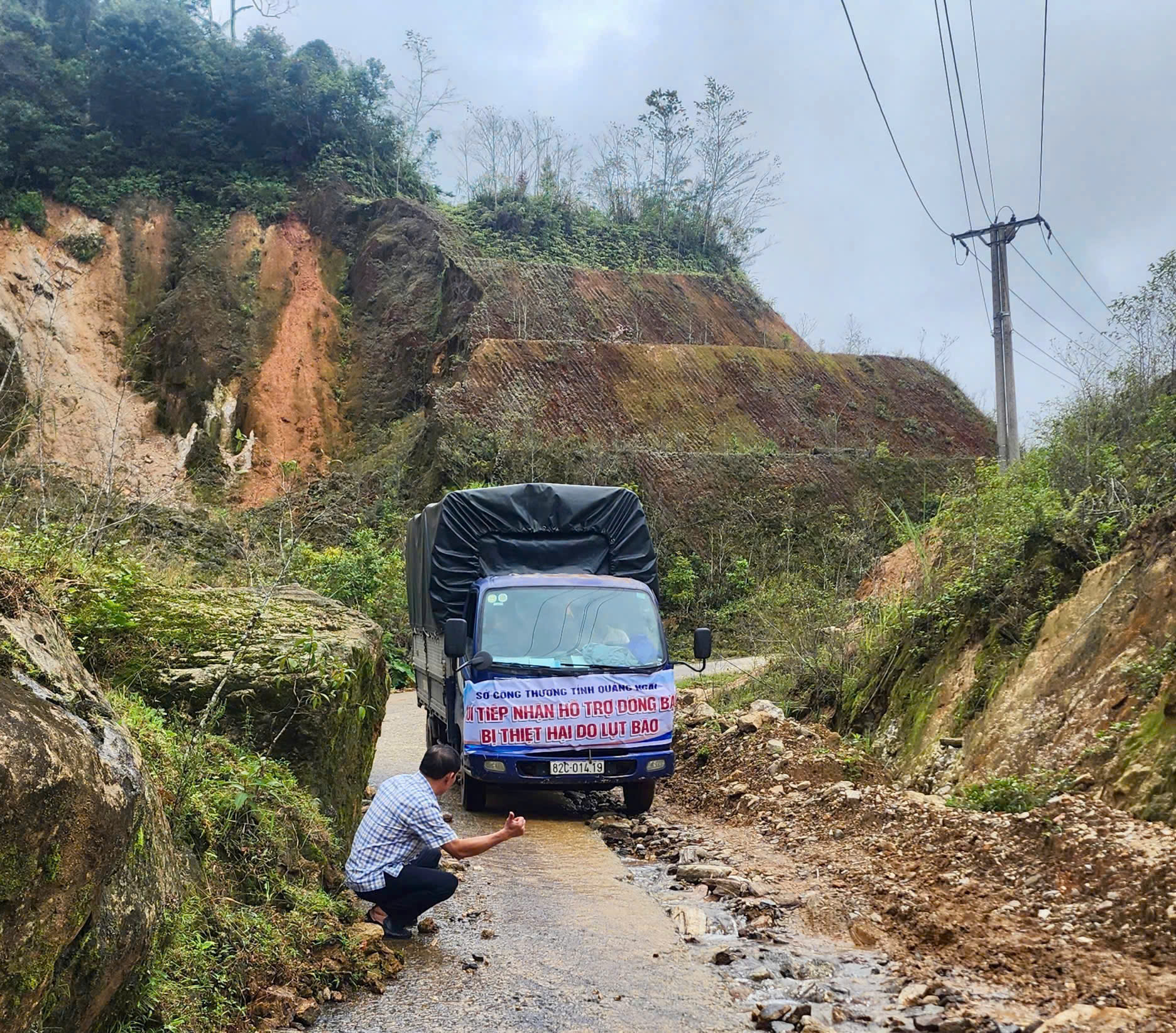 Băng rừng, mở đường m&ograve;n tiếp tế lương thực cho người d&acirc;n bị c&ocirc; lập ở Quảng Ng&atilde;i- Ảnh 8.
