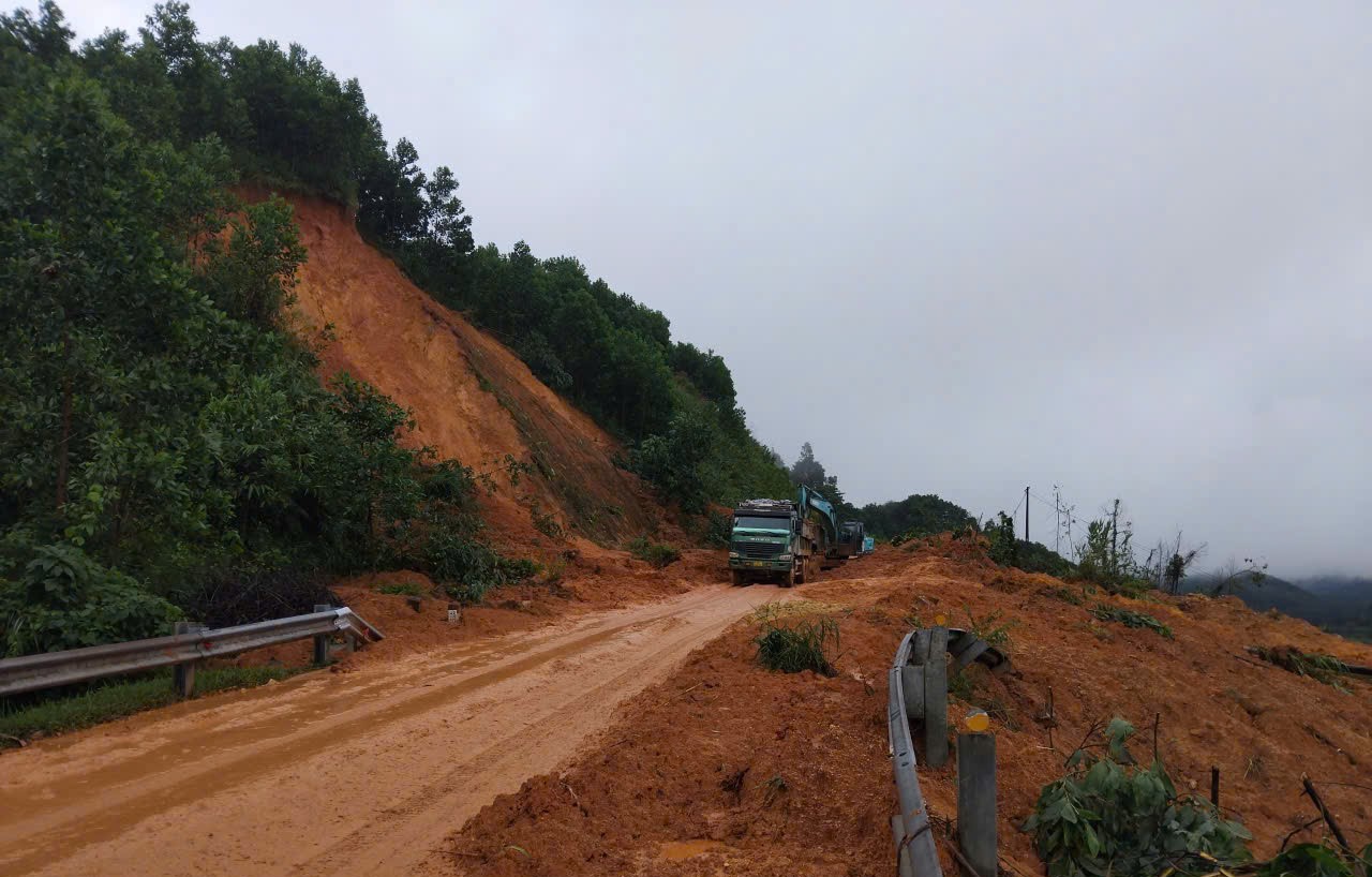 Huế: C&ograve;n hơn 13.272 ng&ocirc;i nh&agrave; bị ngập, một số đường vẫn chưa thể lưu th&ocirc;ng- Ảnh 3.