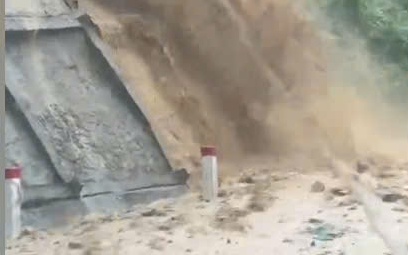 Gia Lai: Khẩn trương khắc phục sạt lở đất đ&aacute; tr&ecirc;n đ&egrave;o An Kh&ecirc;