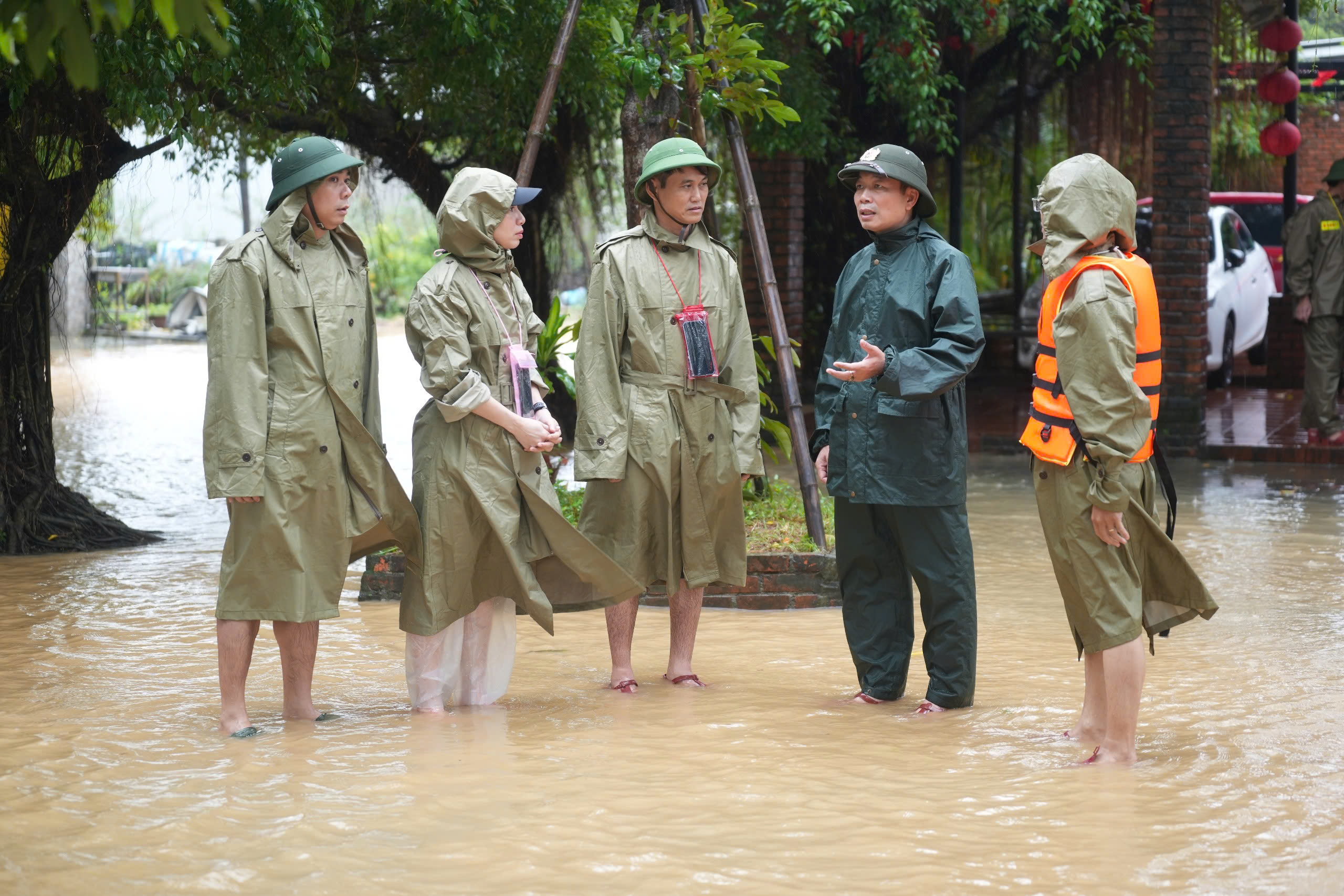 Huế: C&ograve;n hơn 13.272 ng&ocirc;i nh&agrave; bị ngập, một số đường vẫn chưa thể lưu th&ocirc;ng- Ảnh 2.