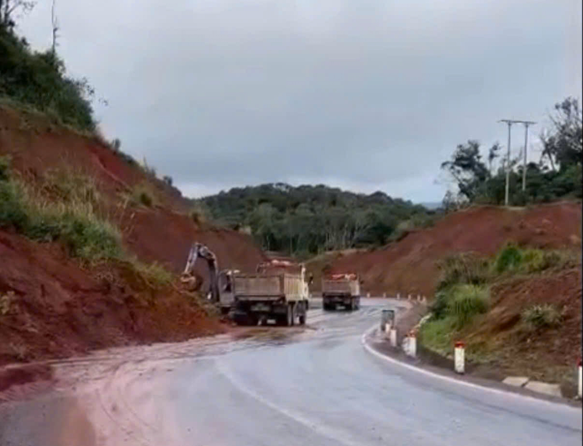 Hai vệt nứt n&uacute;i uy hiếp an to&agrave;n quốc lộ 24 qua Quảng Ng&atilde;i- Ảnh 2.