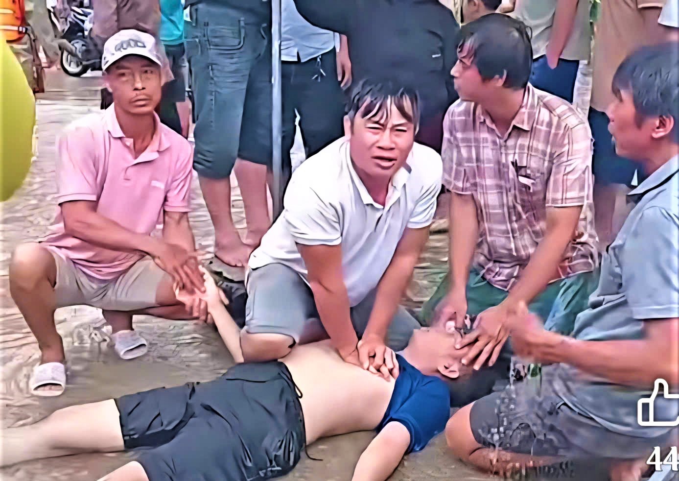 Huế: Kiểm tra h&agrave;ng bị ngập lụt ở chợ, một người bị điện giật tử vong- Ảnh 1.