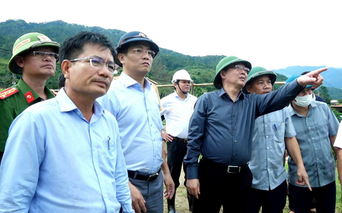 Ph&oacute; Thủ tướng: Khẩn trương l&agrave;m cầu tạm, th&ocirc;ng đường ở v&ugrave;ng sạt lở miền n&uacute;i Quảng Ng&atilde;i- Ảnh 2.