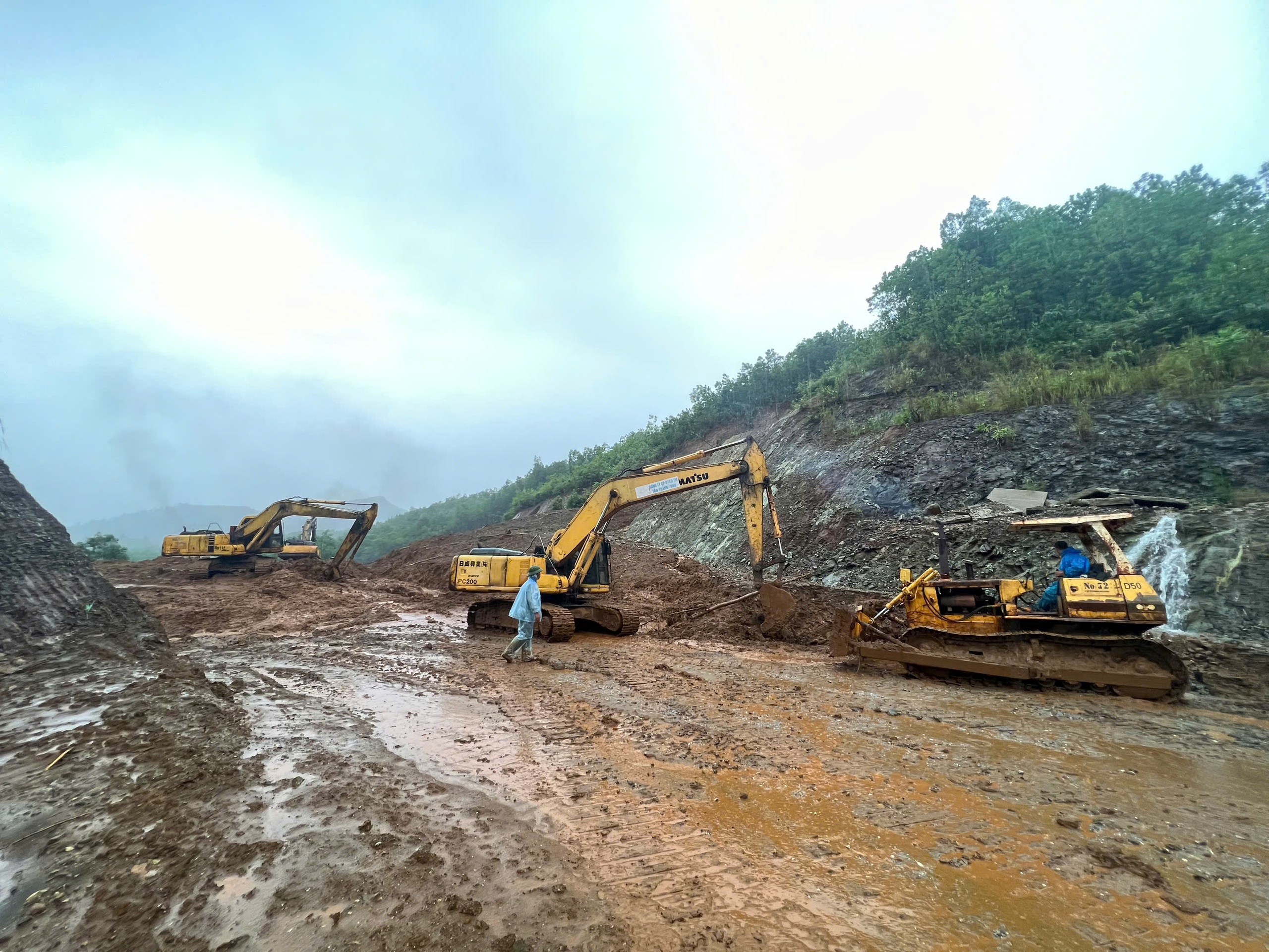 Nỗ lực giải ph&oacute;ng h&agrave;ng trăm ngh&igrave;n m3 đất đ&aacute; sạt lở tr&ecirc;n quốc lộ 14E do mưa lũ- Ảnh 1.