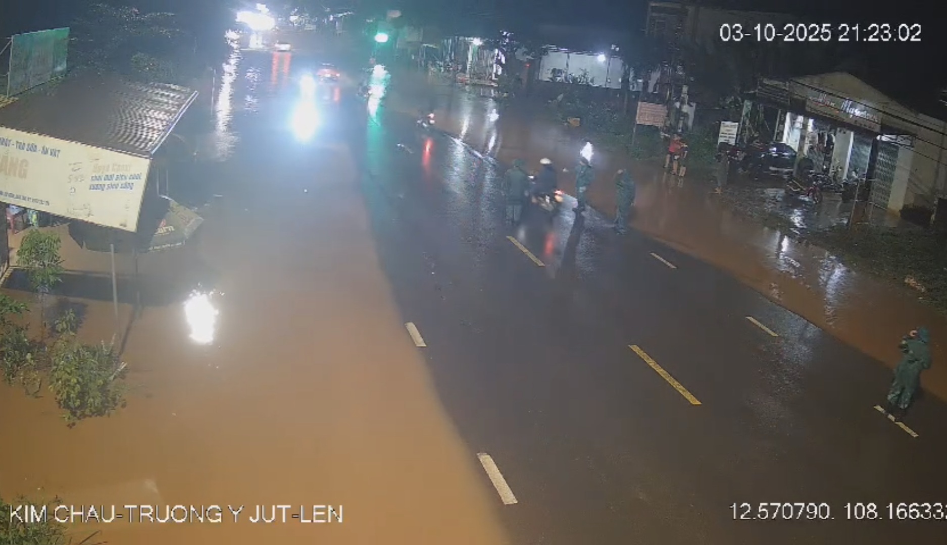 Một chủ tịch x&atilde; ở Đắk Lắk bị t&ocirc;ng tử vong khi ph&acirc;n luồng giao th&ocirc;ng chống lũ- Ảnh 1.