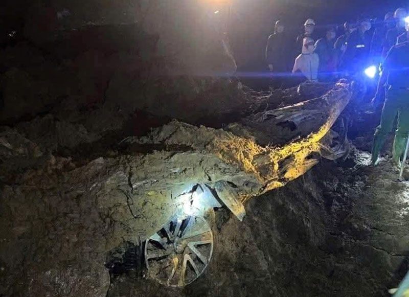 Chiếc &ocirc; t&ocirc; b&aacute;n tải bị bẹp d&uacute;m dưới đống đất đ&aacute;.