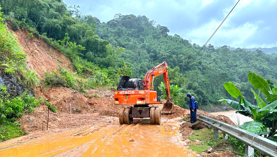 Kích hoạt kịch bản ứng phó bão số 11, không để gián đoạn giao thông- Ảnh 1. Kích hoạt kịch bản ứng phó bão số 11, không để gián đoạn giao thông- Ảnh 1.