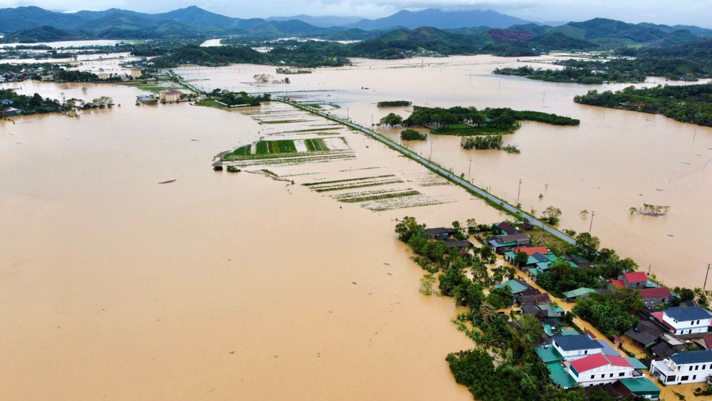 Bộ X&acirc;y dựng khắc phục nhanh hậu quả mưa lũ sau b&atilde;o số 10, sẵn s&agrave;ng ứng ph&oacute; với b&atilde;o số 11- Ảnh 1.