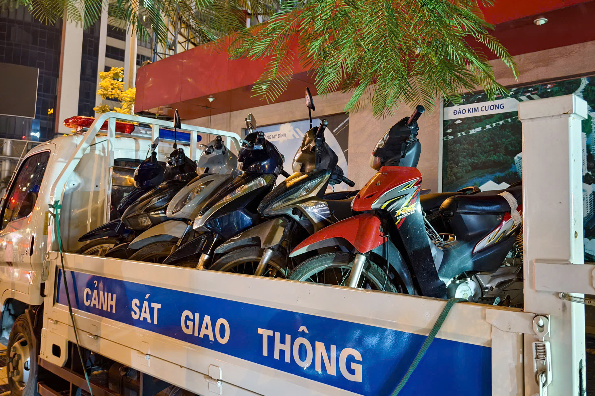 H&agrave; Nội: CSGT đ&oacute;n l&otilde;ng gần khu ăn nhậu cuối tuần, xử l&yacute; h&agrave;ng loạt "ma men" l&aacute;i xe- Ảnh 14.