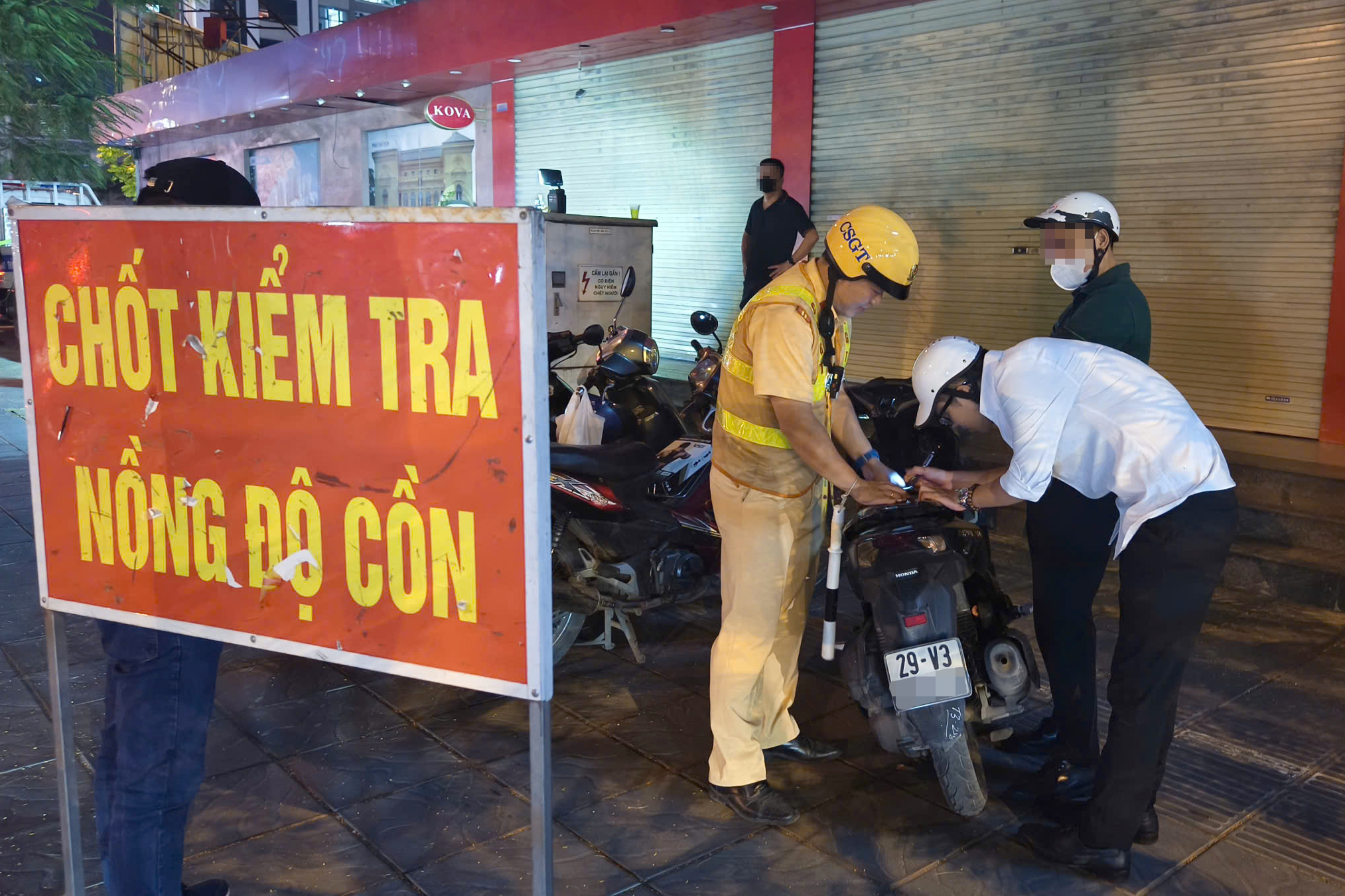 H&agrave; Nội: CSGT đ&oacute;n l&otilde;ng gần khu ăn nhậu cuối tuần, xử l&yacute; h&agrave;ng loạt "ma men" l&aacute;i xe- Ảnh 1.