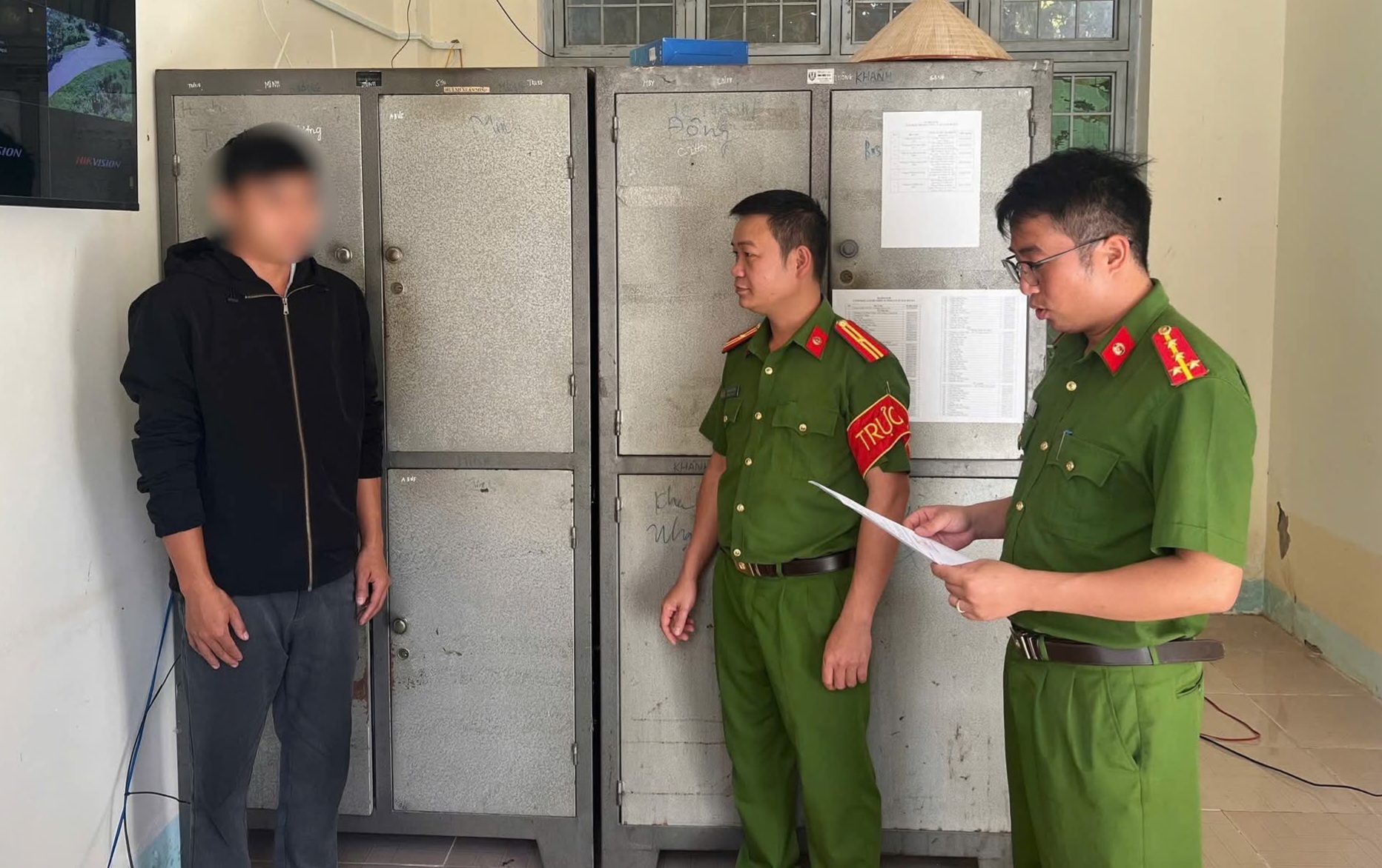 Khởi tố đối tượng thu&ecirc; xe tự l&aacute;i rồi l&ecirc;n mạng mua giấy tờ giả mang đi cầm cố- Ảnh 1.